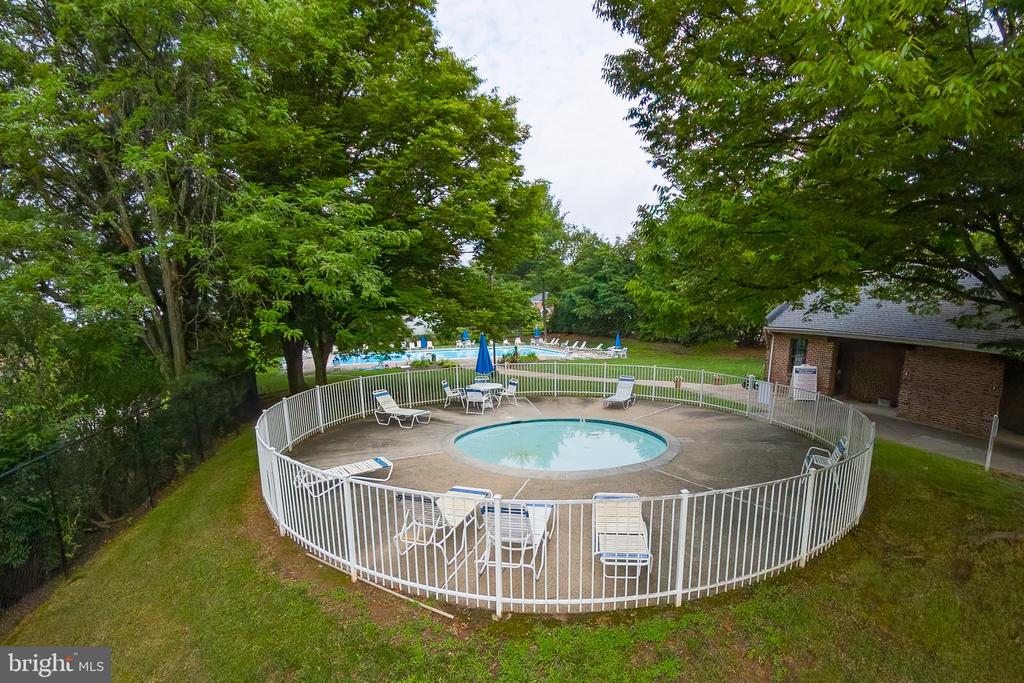 210 GLEN LANE