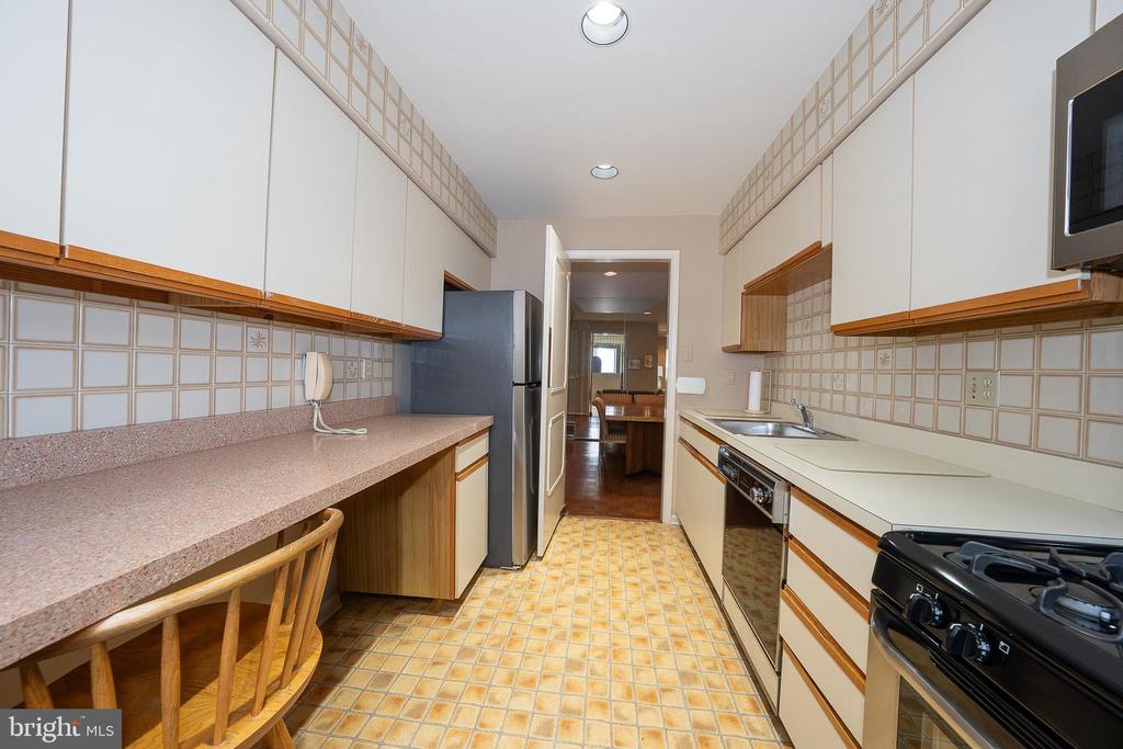 210 GLEN LANE