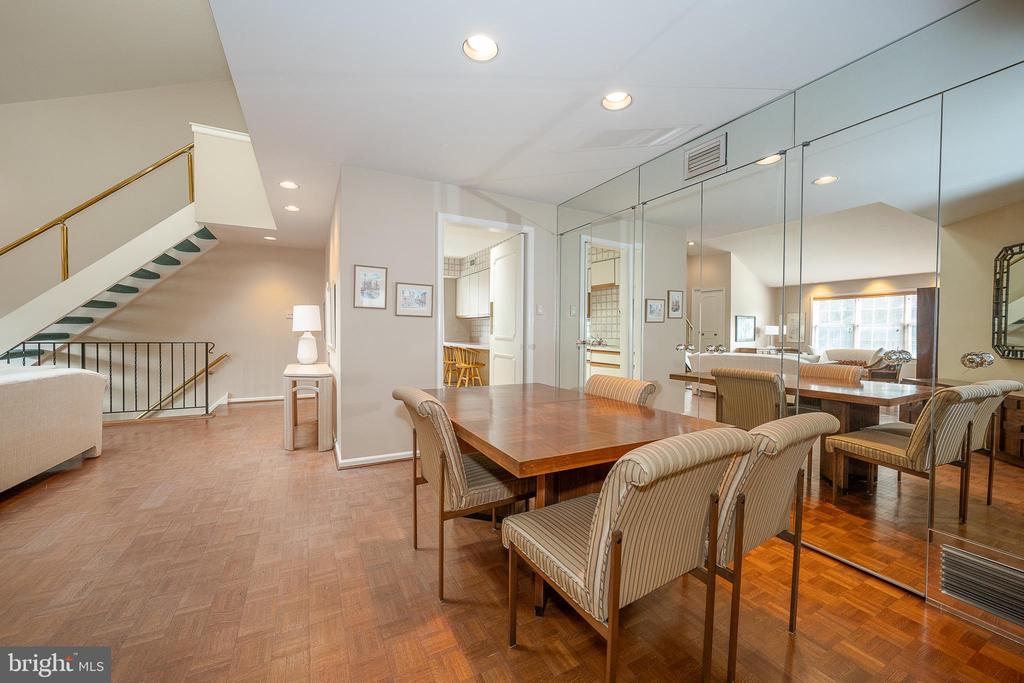 210 GLEN LANE