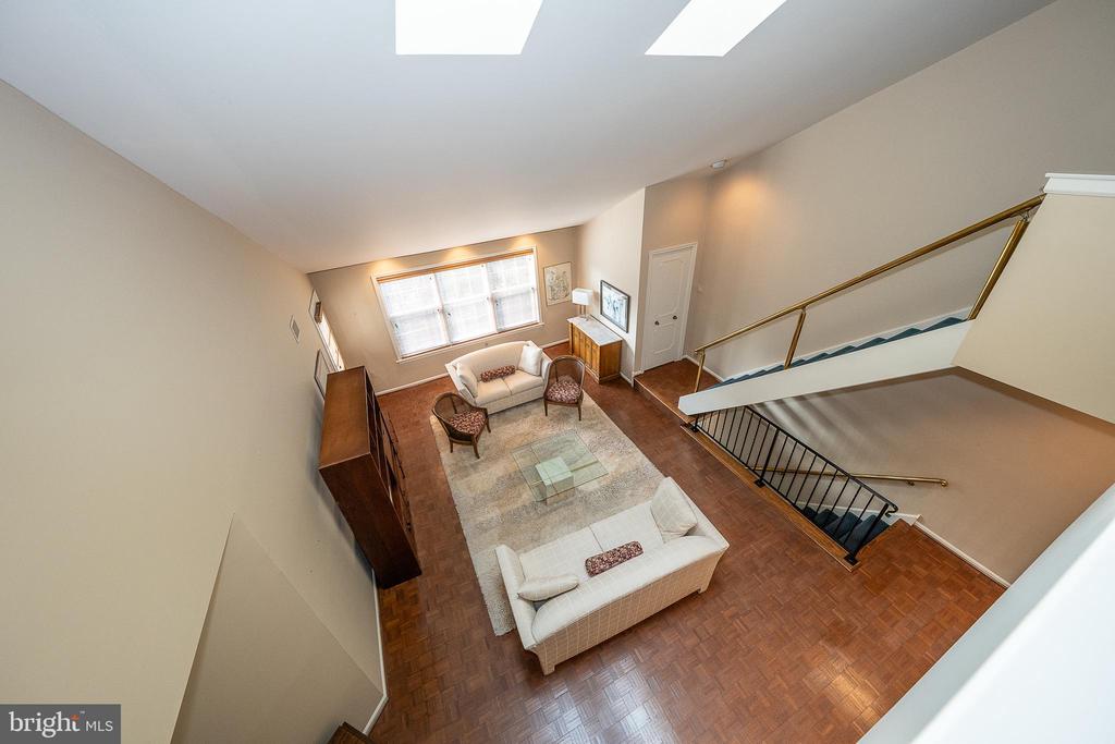 210 GLEN LANE