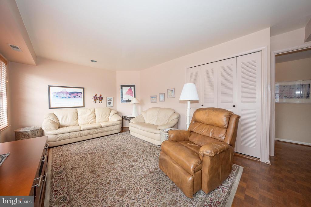 210 GLEN LANE
