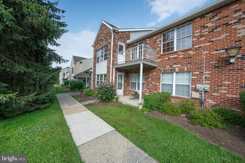 210 GLEN LANE