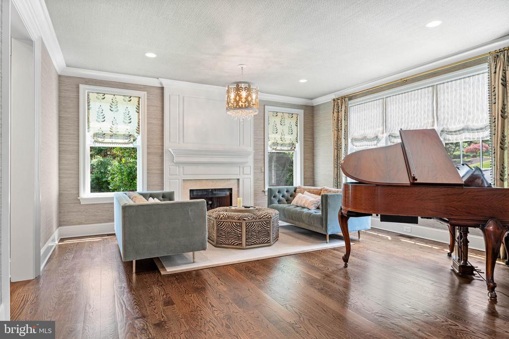 919 LAFAYETTE ROAD