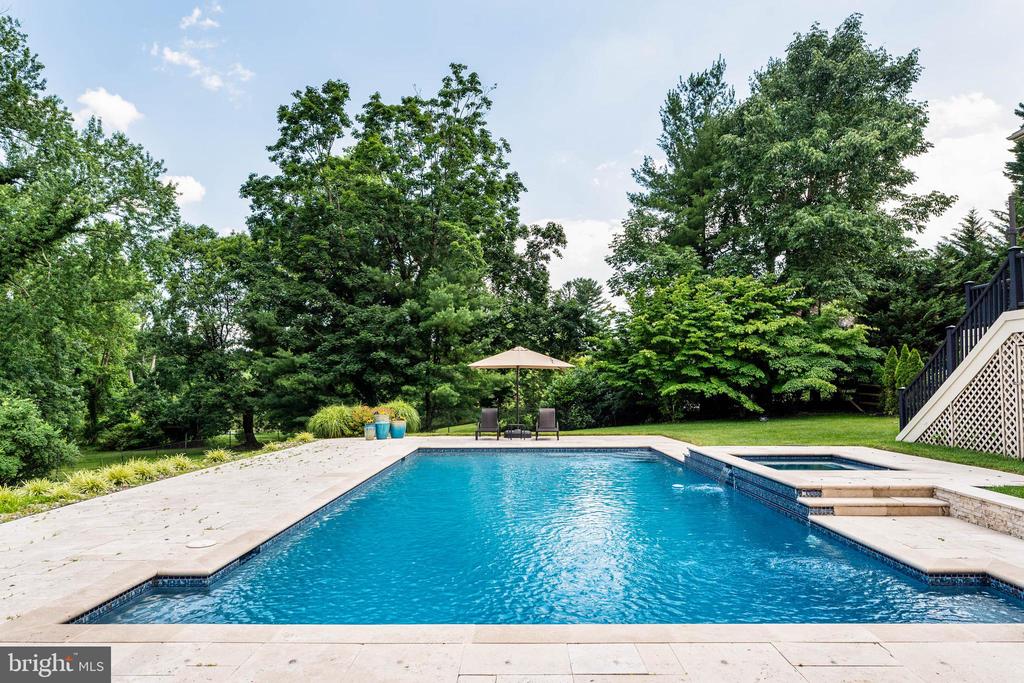 919 LAFAYETTE ROAD