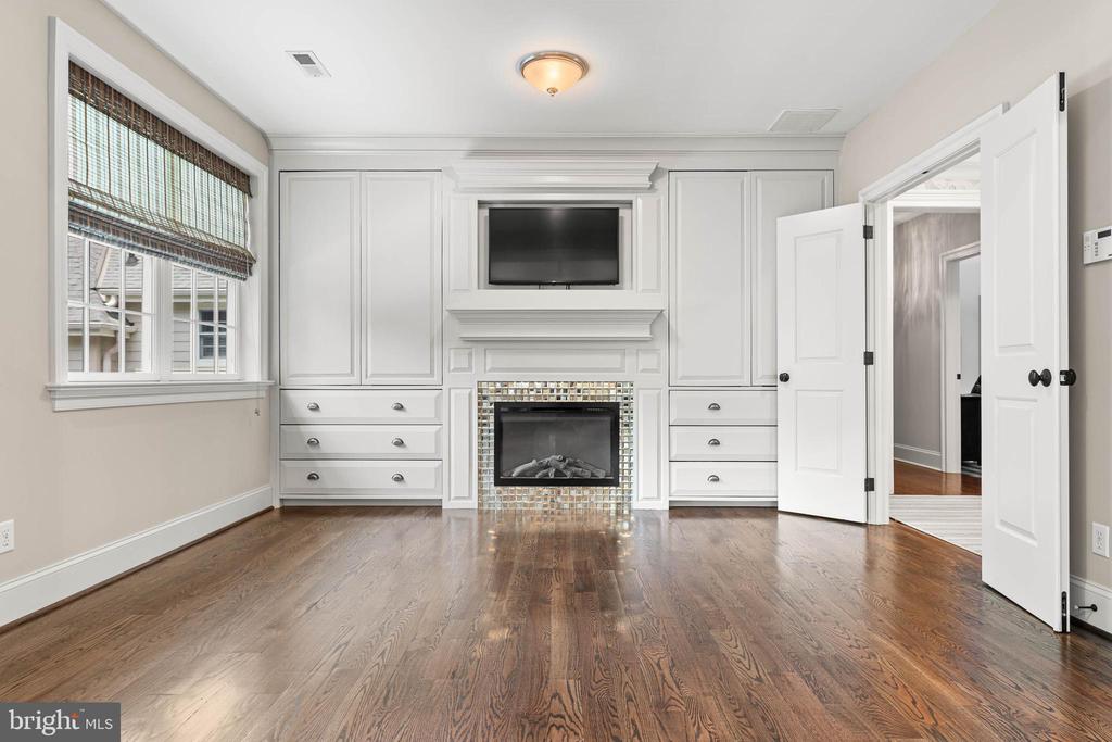 919 LAFAYETTE ROAD