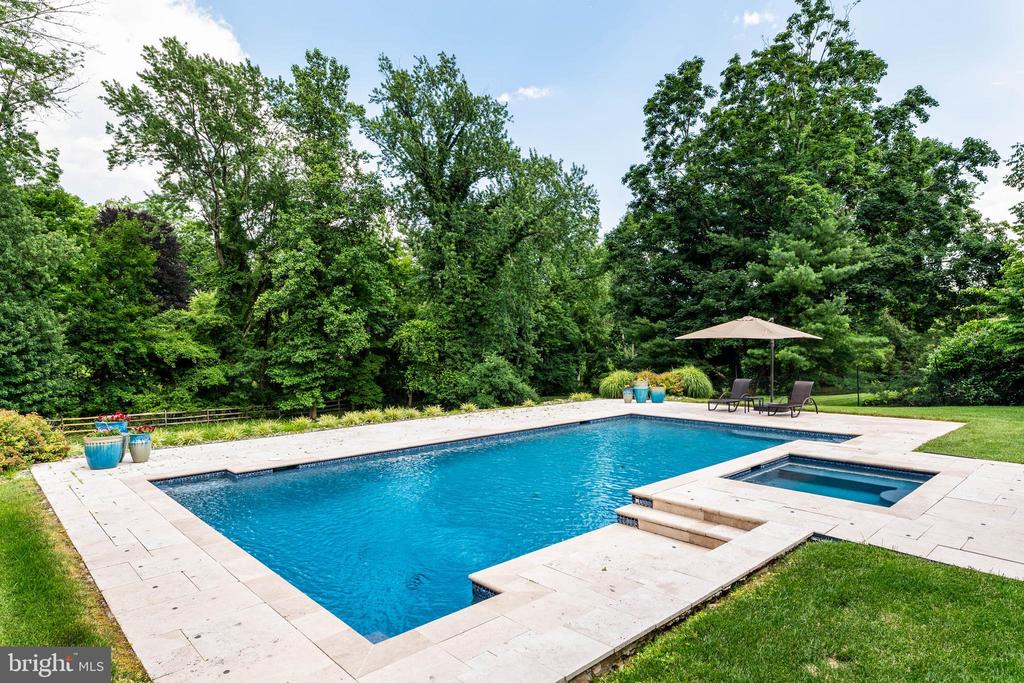 919 LAFAYETTE ROAD