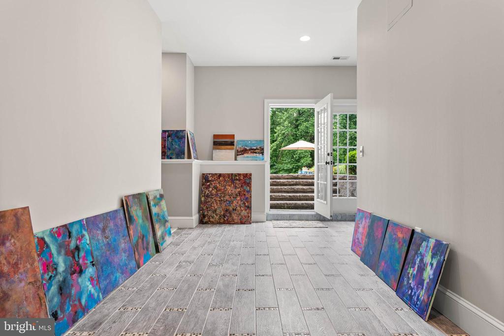 919 LAFAYETTE ROAD