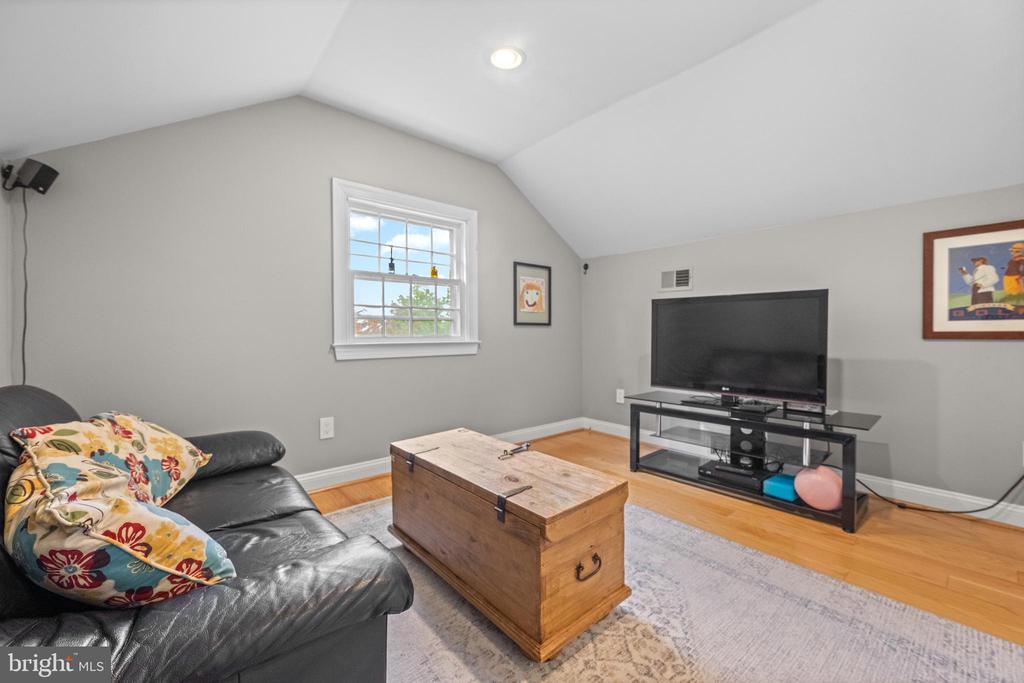 505 PARKVIEW DRIVE