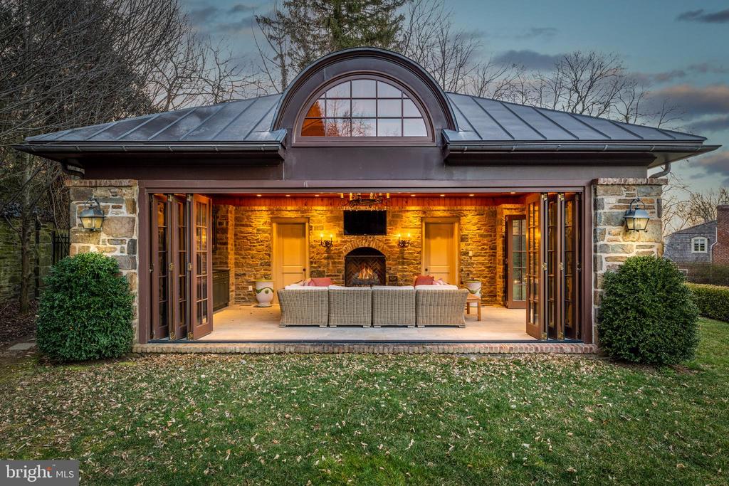 516 FISHERS ROAD