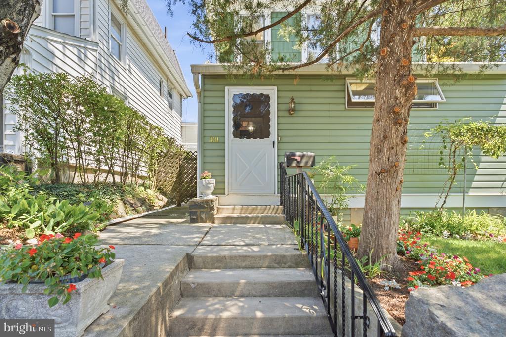 301 PARSONS AVENUE