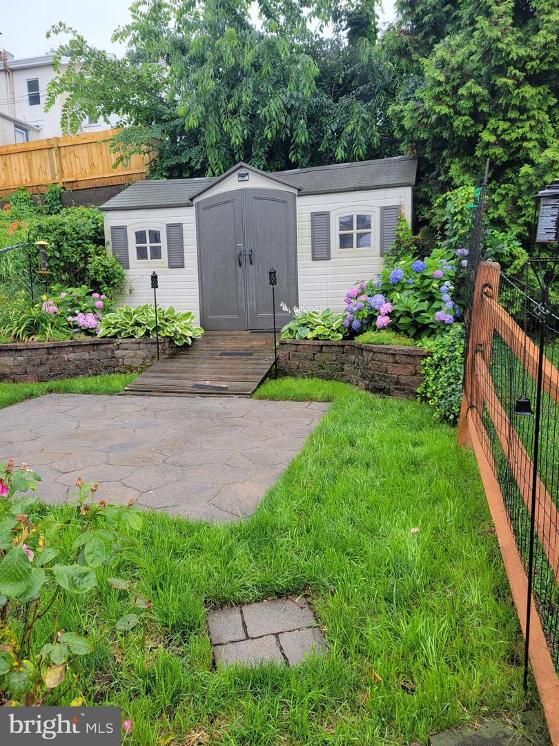 415 Shurs Ln