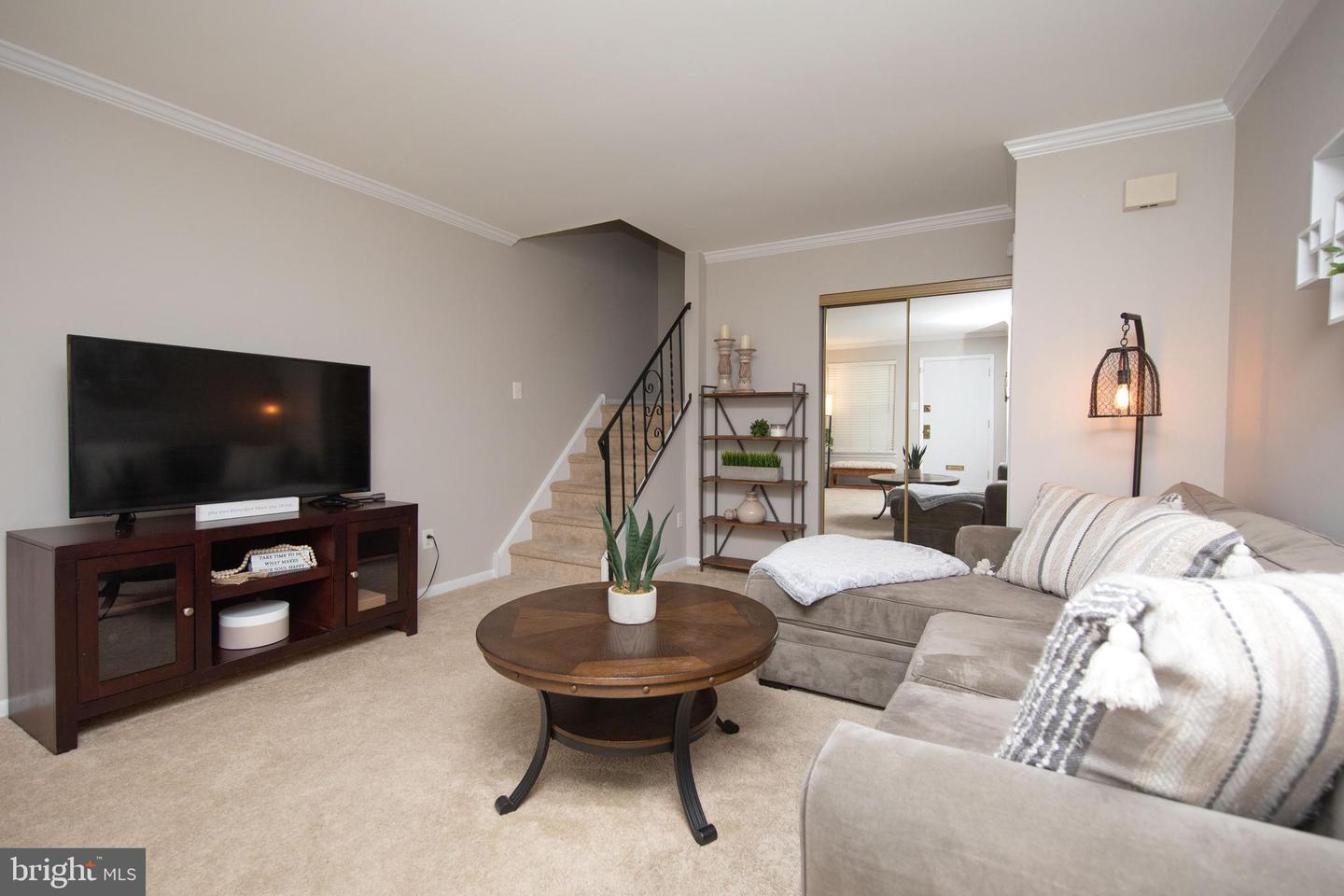 7015 Ridge Ave #18