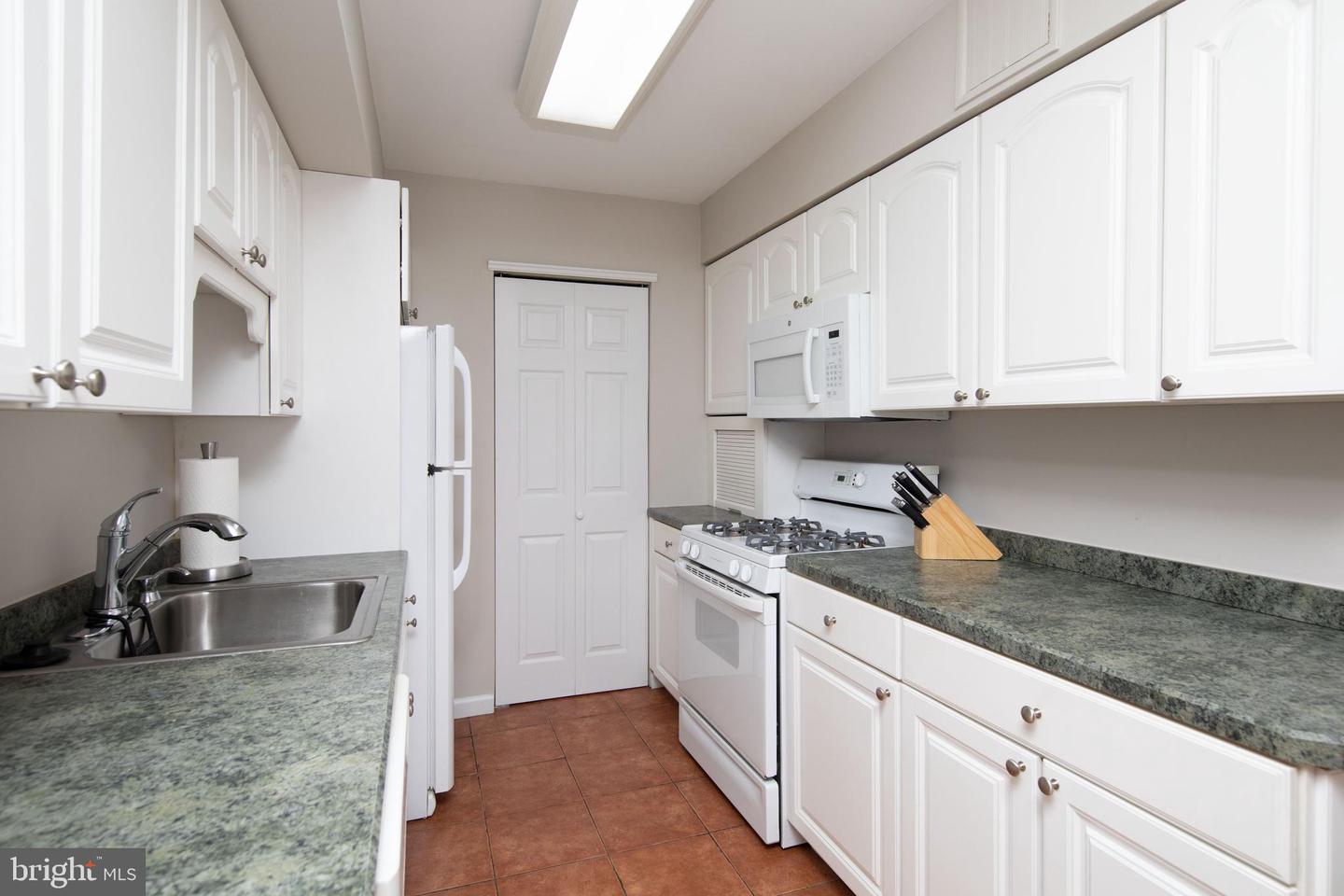 7015 Ridge Ave #18