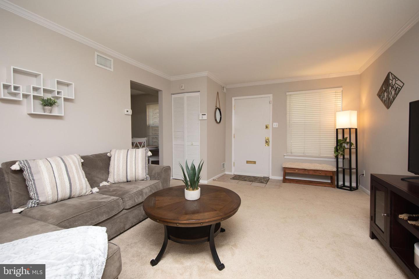 7015 Ridge Ave #18