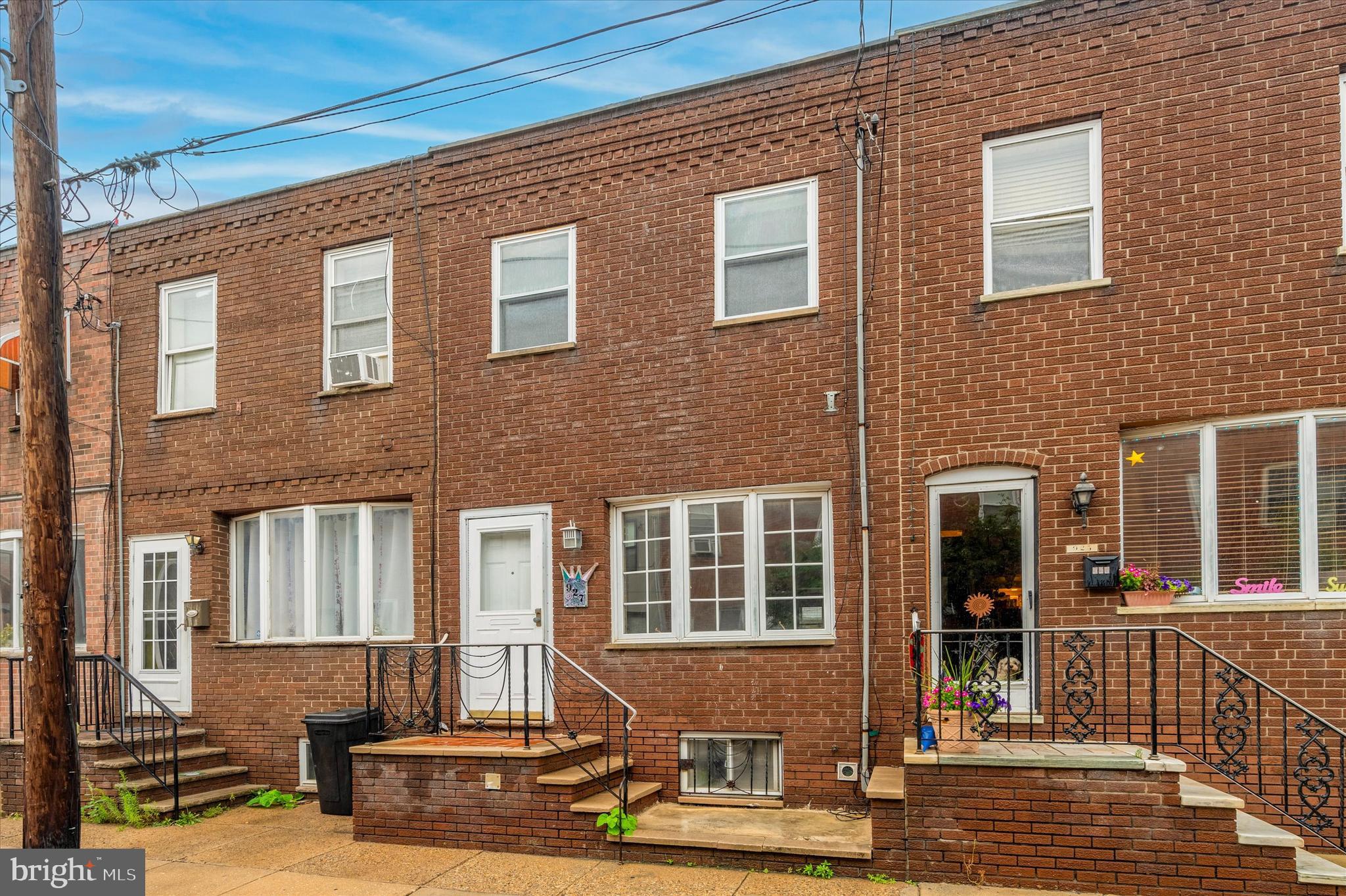 927 Dudley St