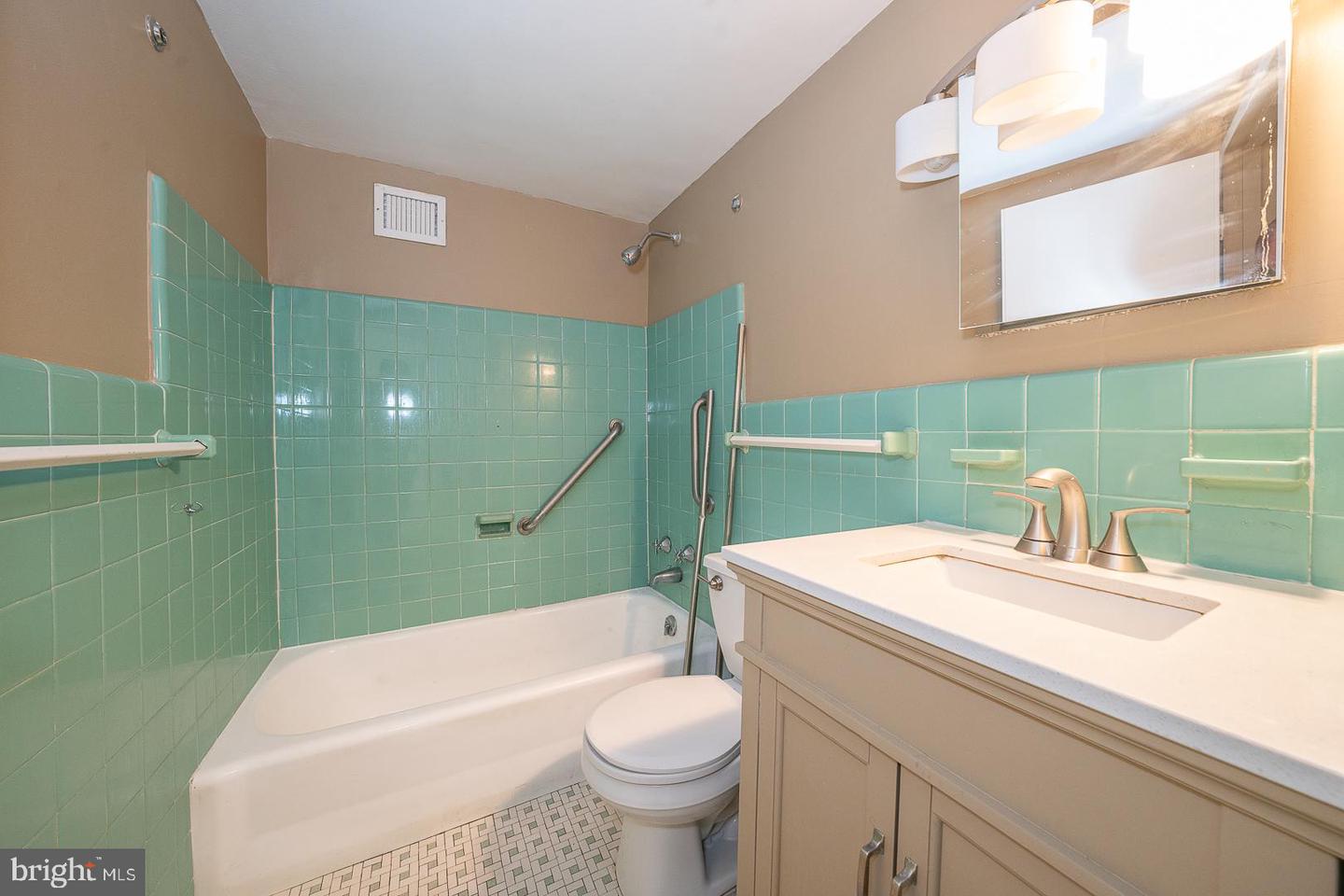 118 S 21st St #1022