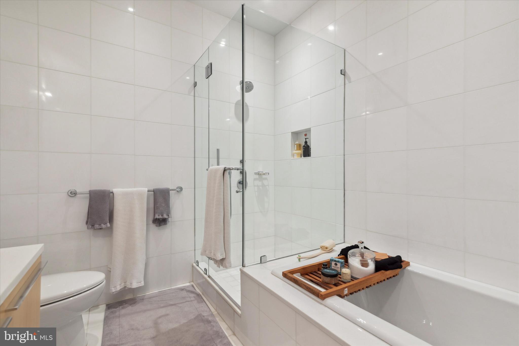 210 W Washington Sq #7n