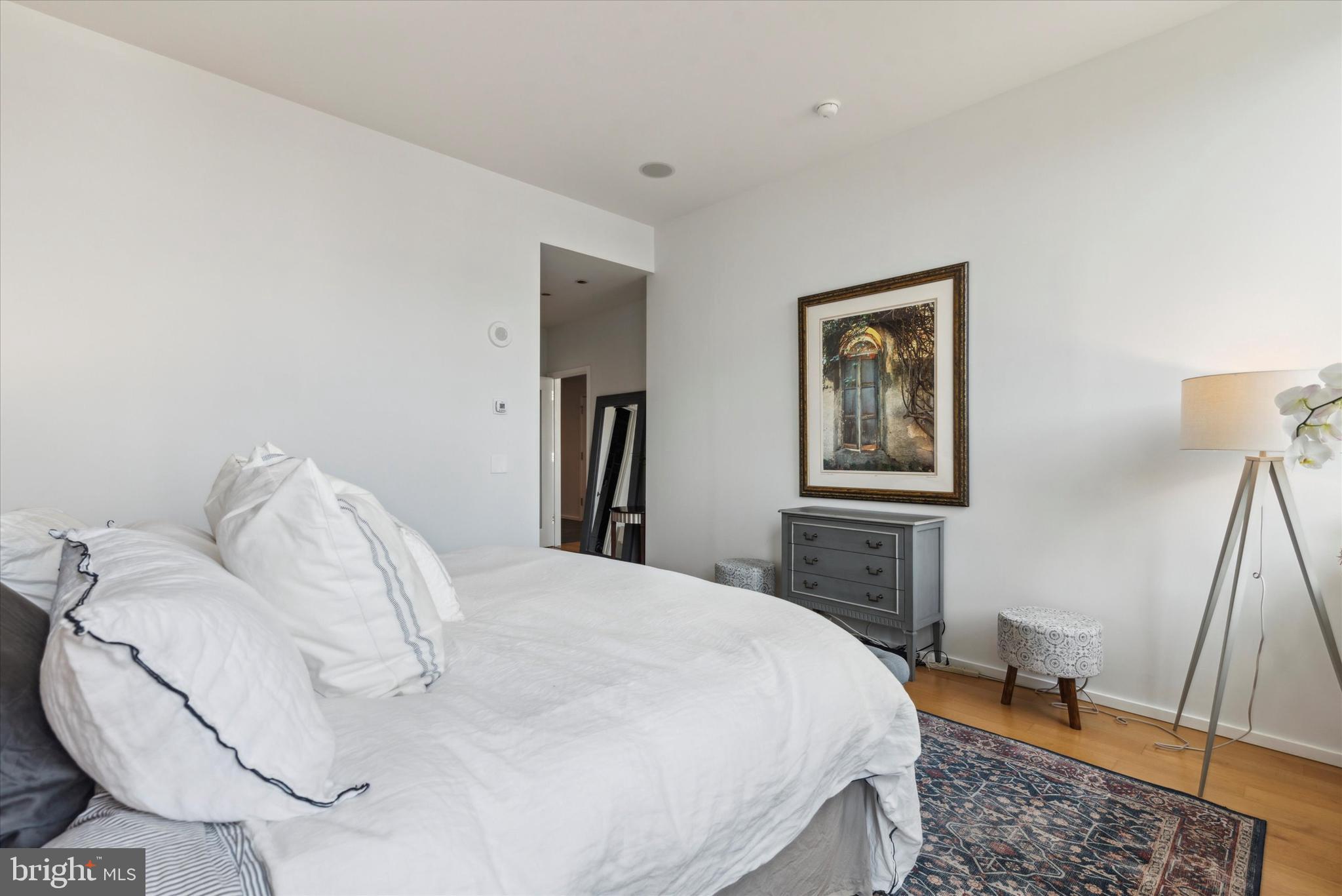 210 W Washington Sq #7n