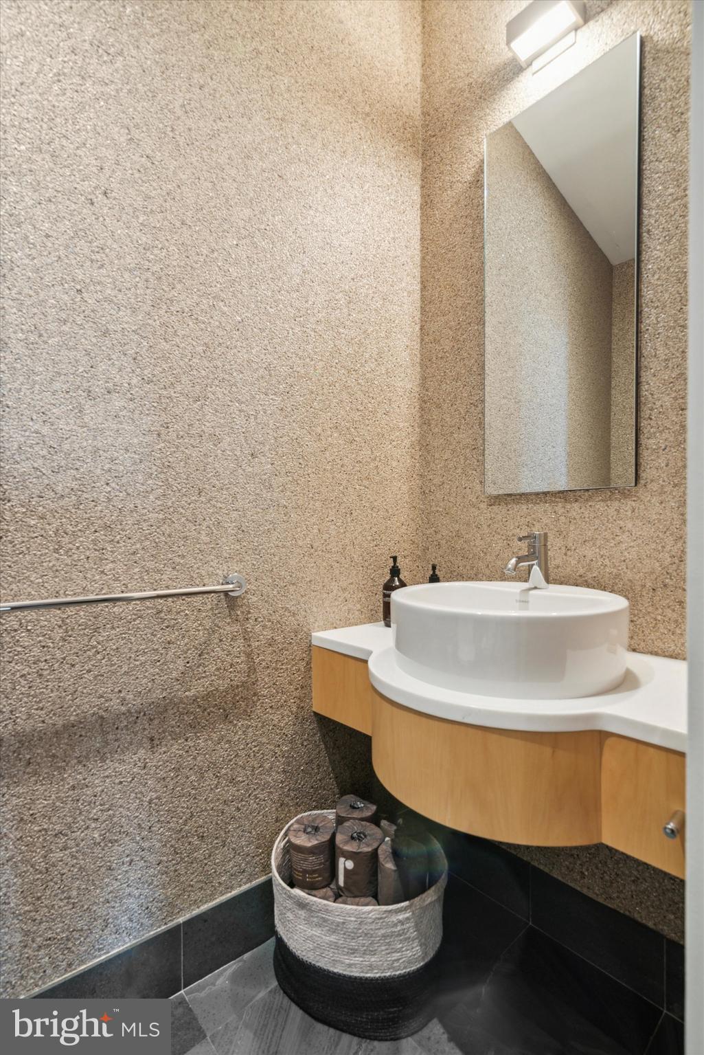 210 W Washington Sq #7n