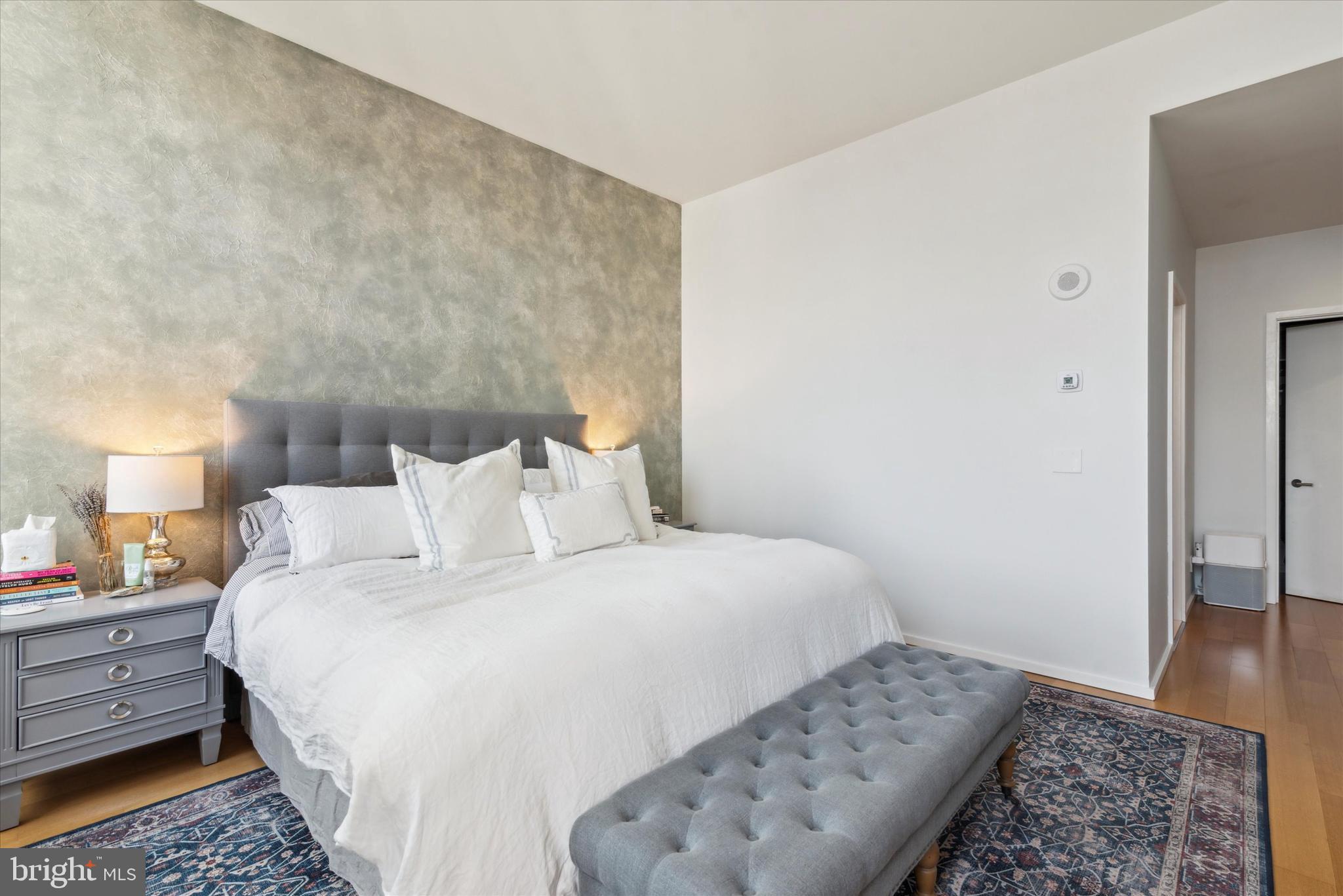 210 W Washington Sq #7n