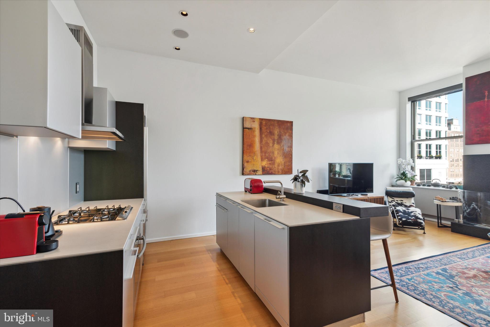 210 W Washington Sq #7n