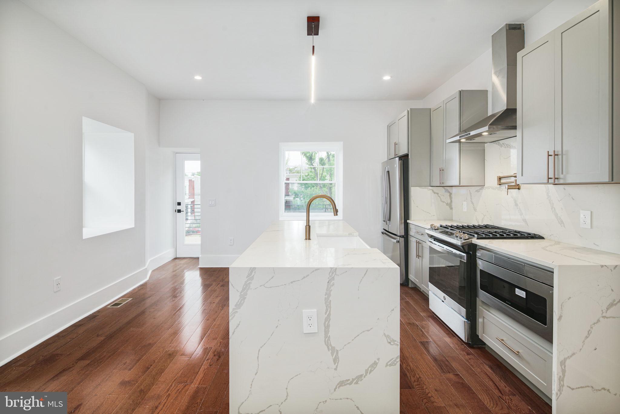 33 W Upsal St