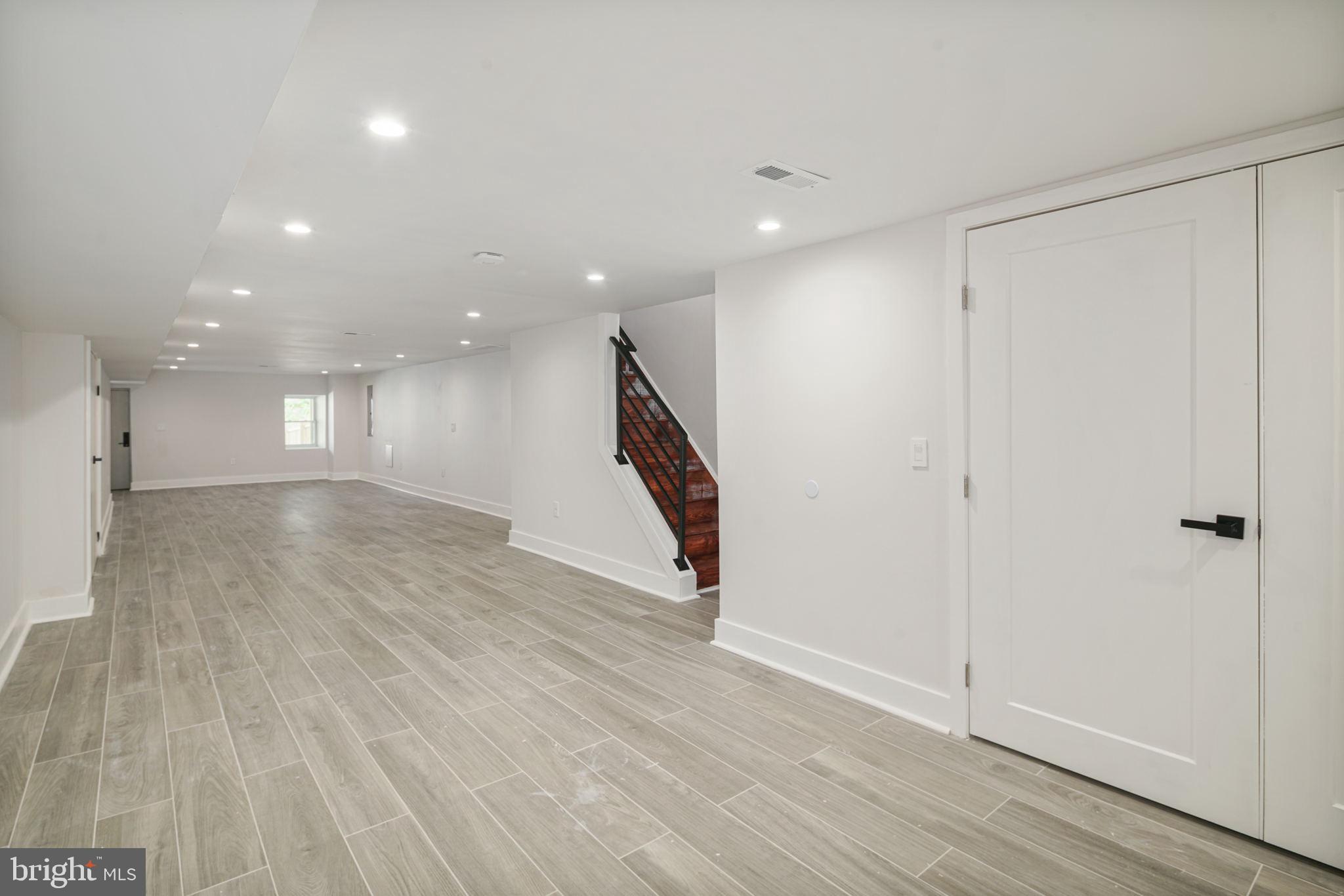 33 W Upsal St