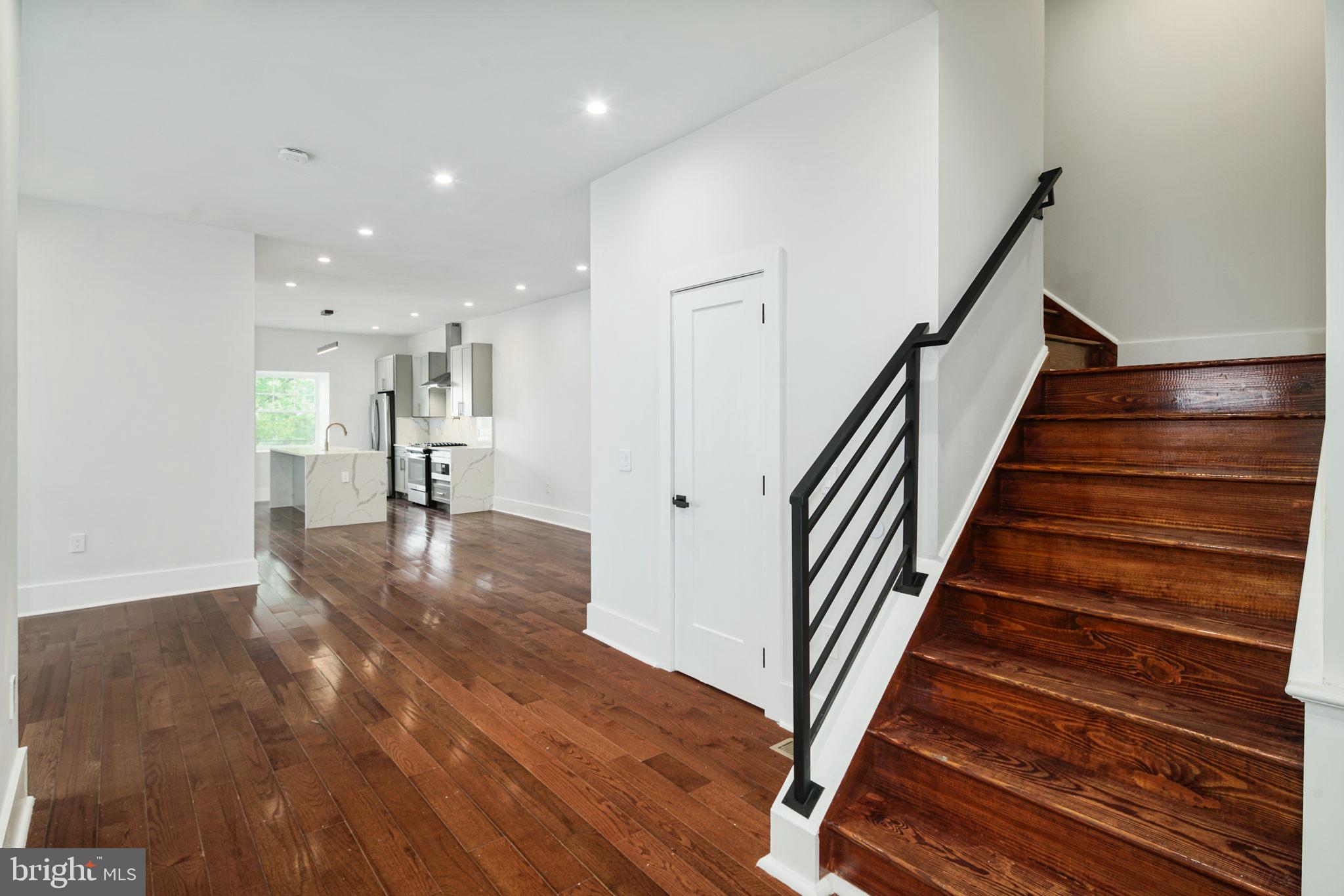 33 W Upsal St