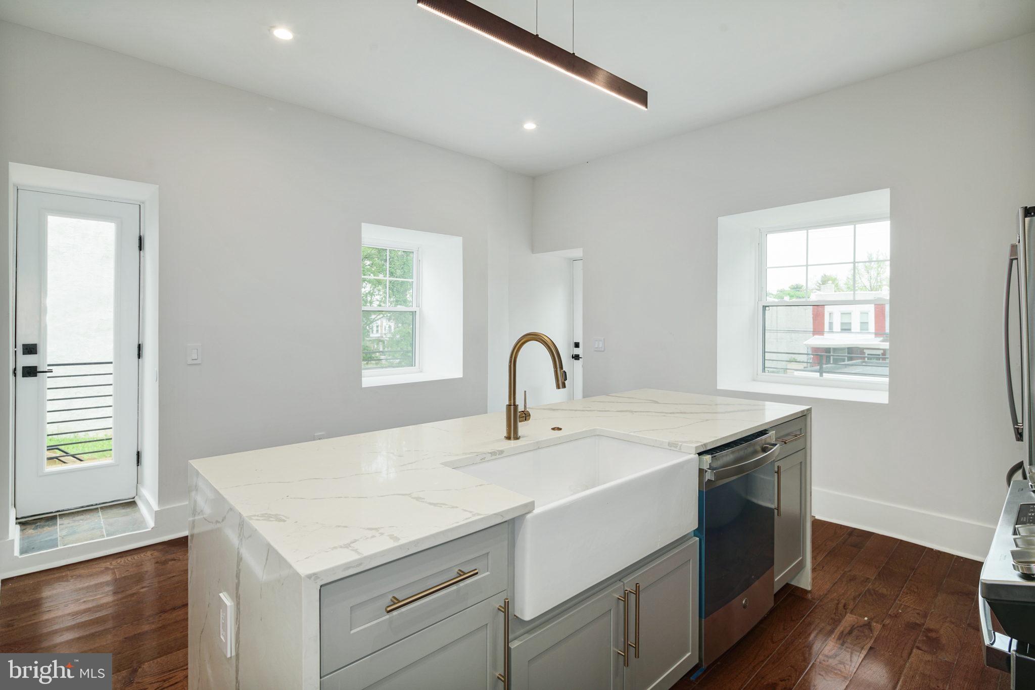 33 W Upsal St