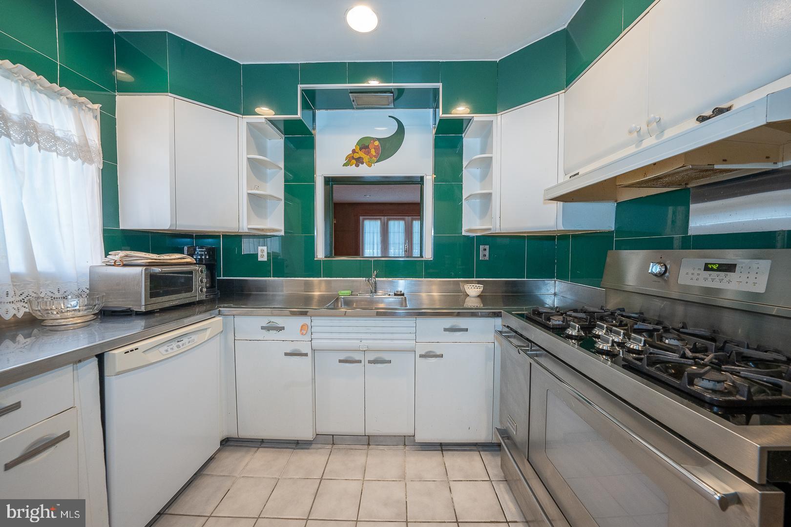 5914 Woodbine Ave
