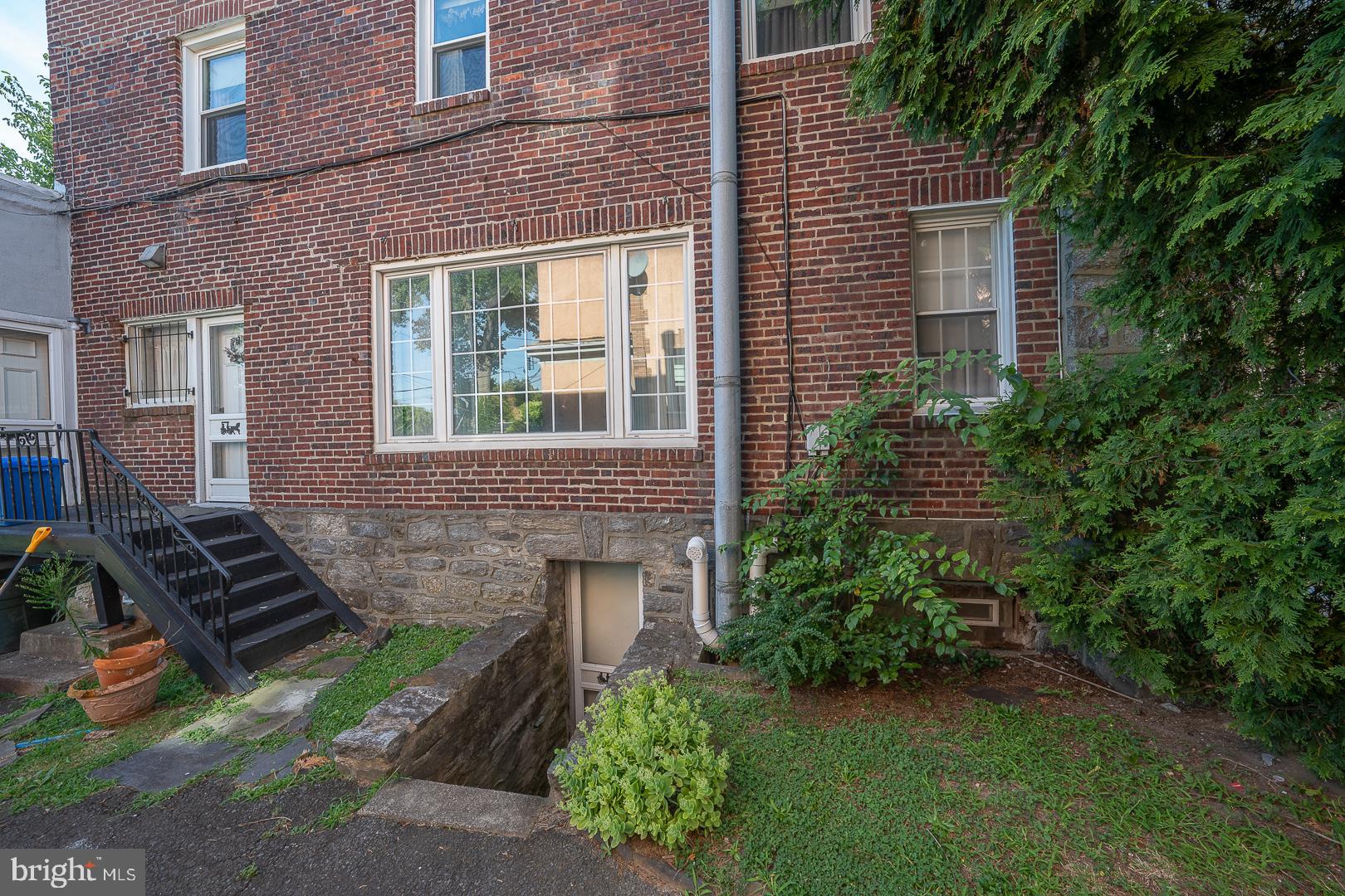 5914 Woodbine Ave