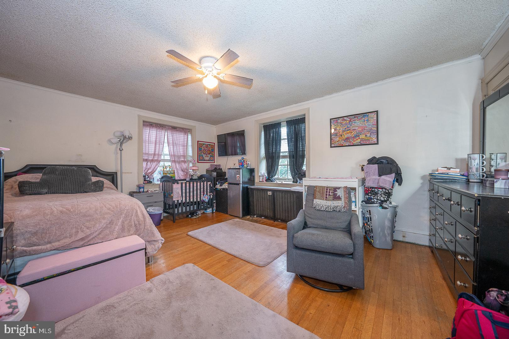 5898 Woodbine Ave