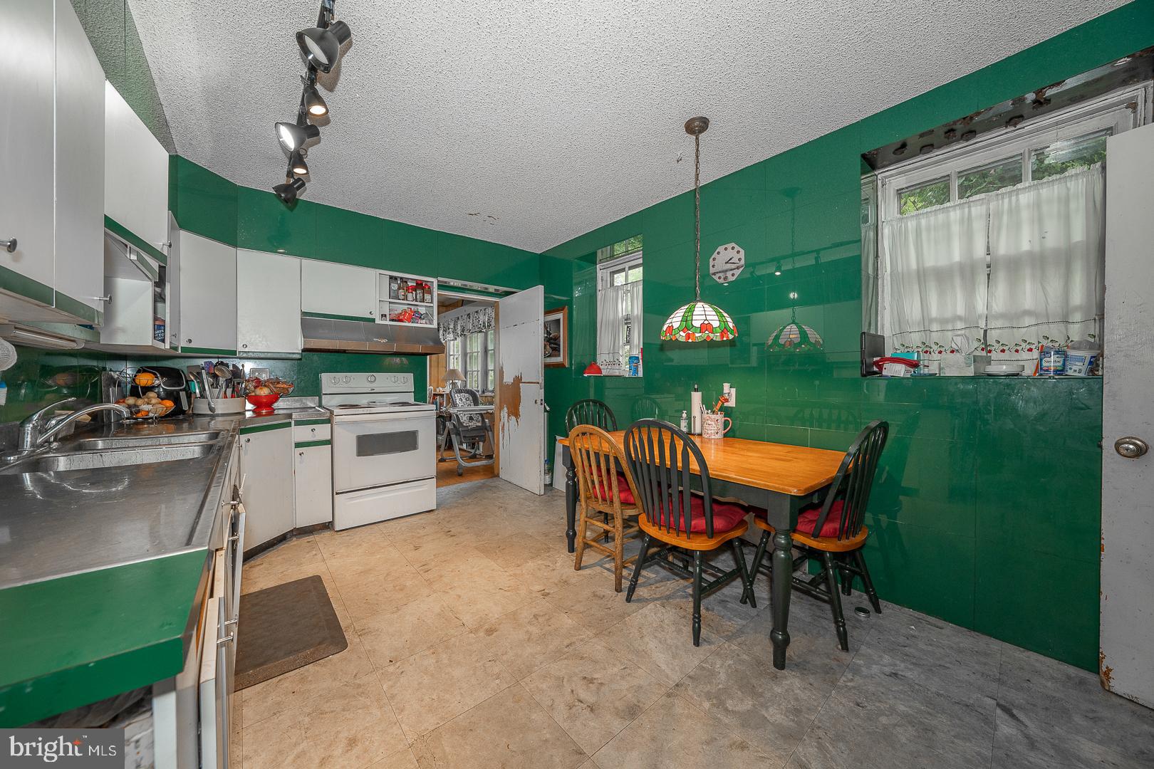 5898 Woodbine Ave