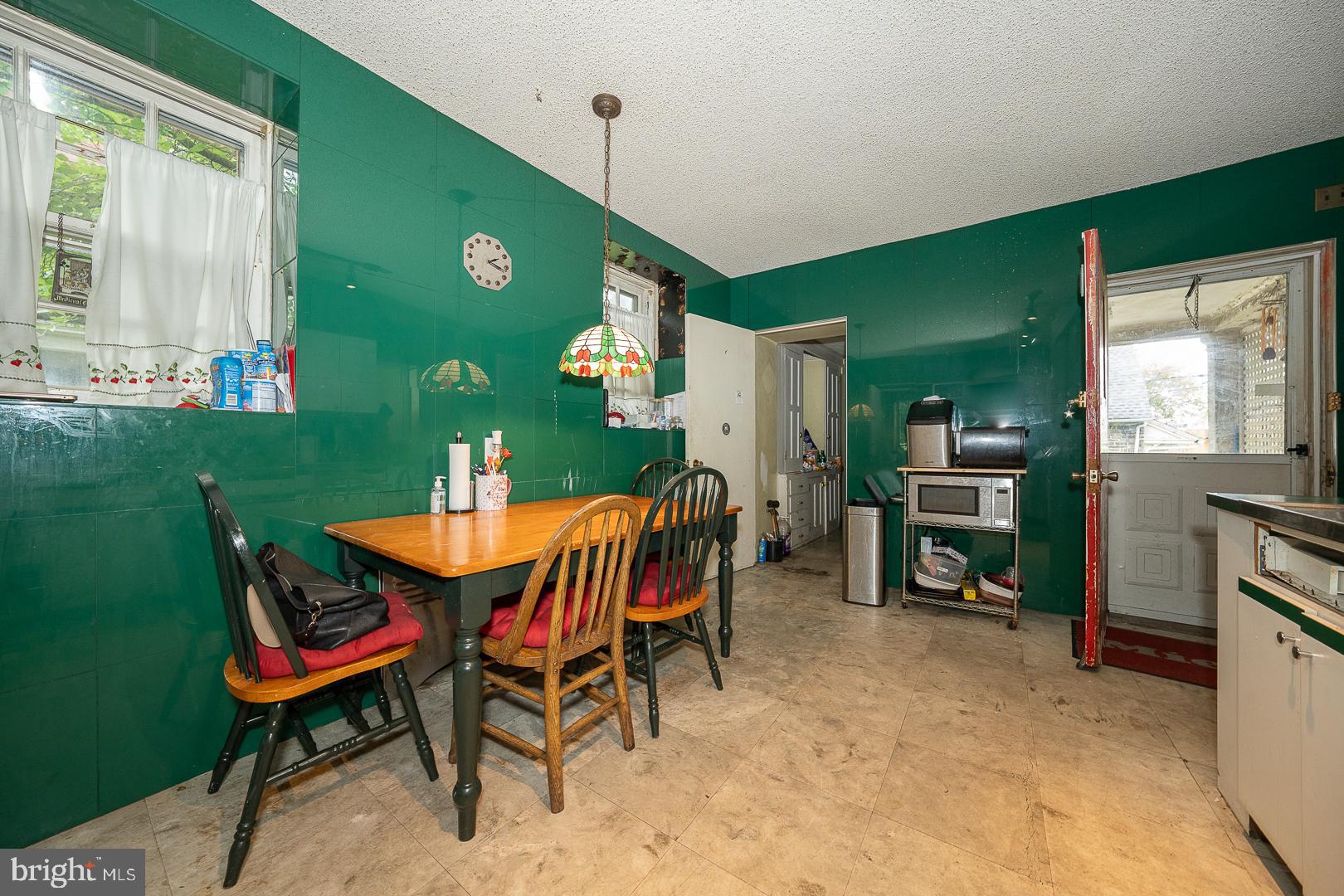 5898 Woodbine Ave