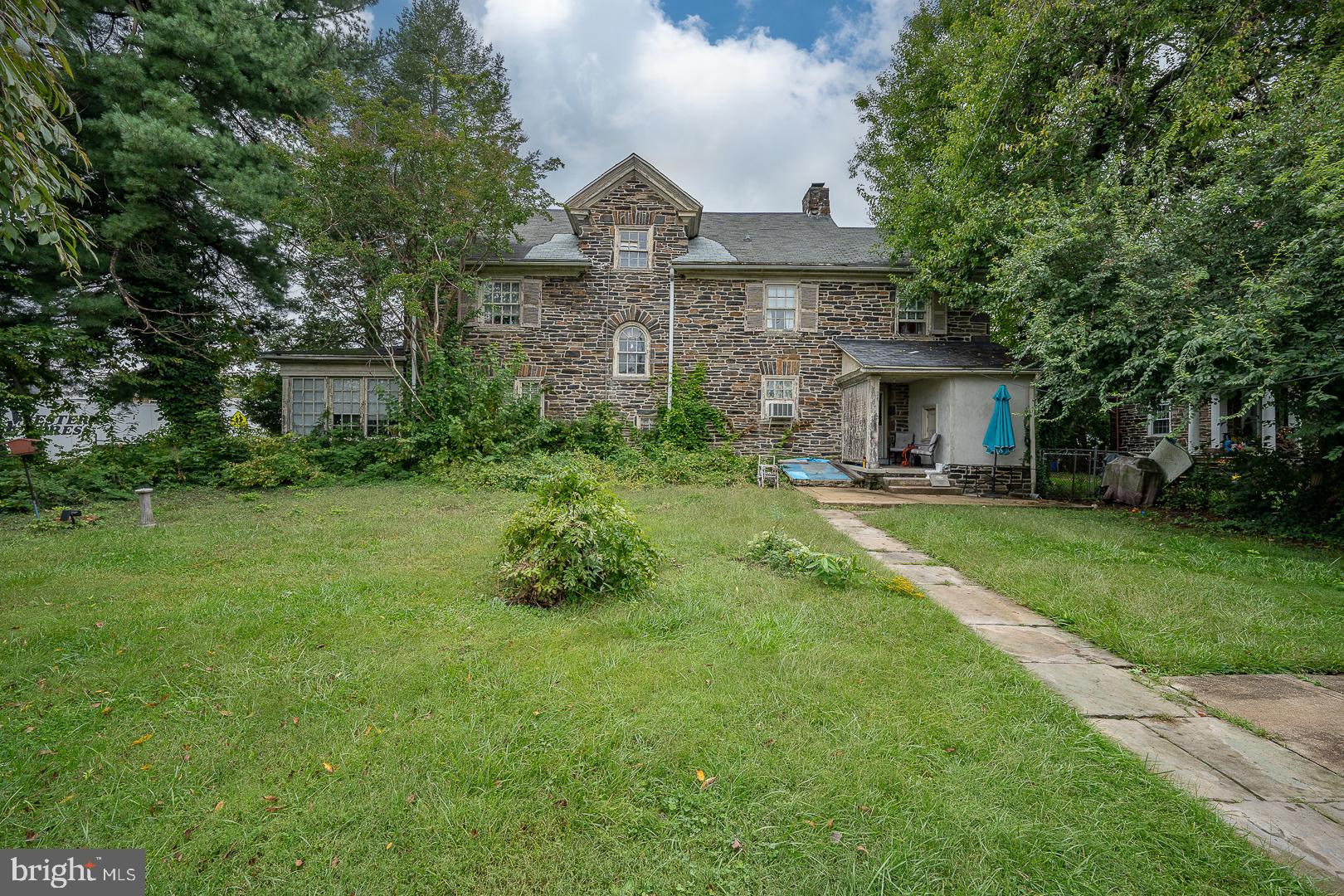 5898 Woodbine Ave