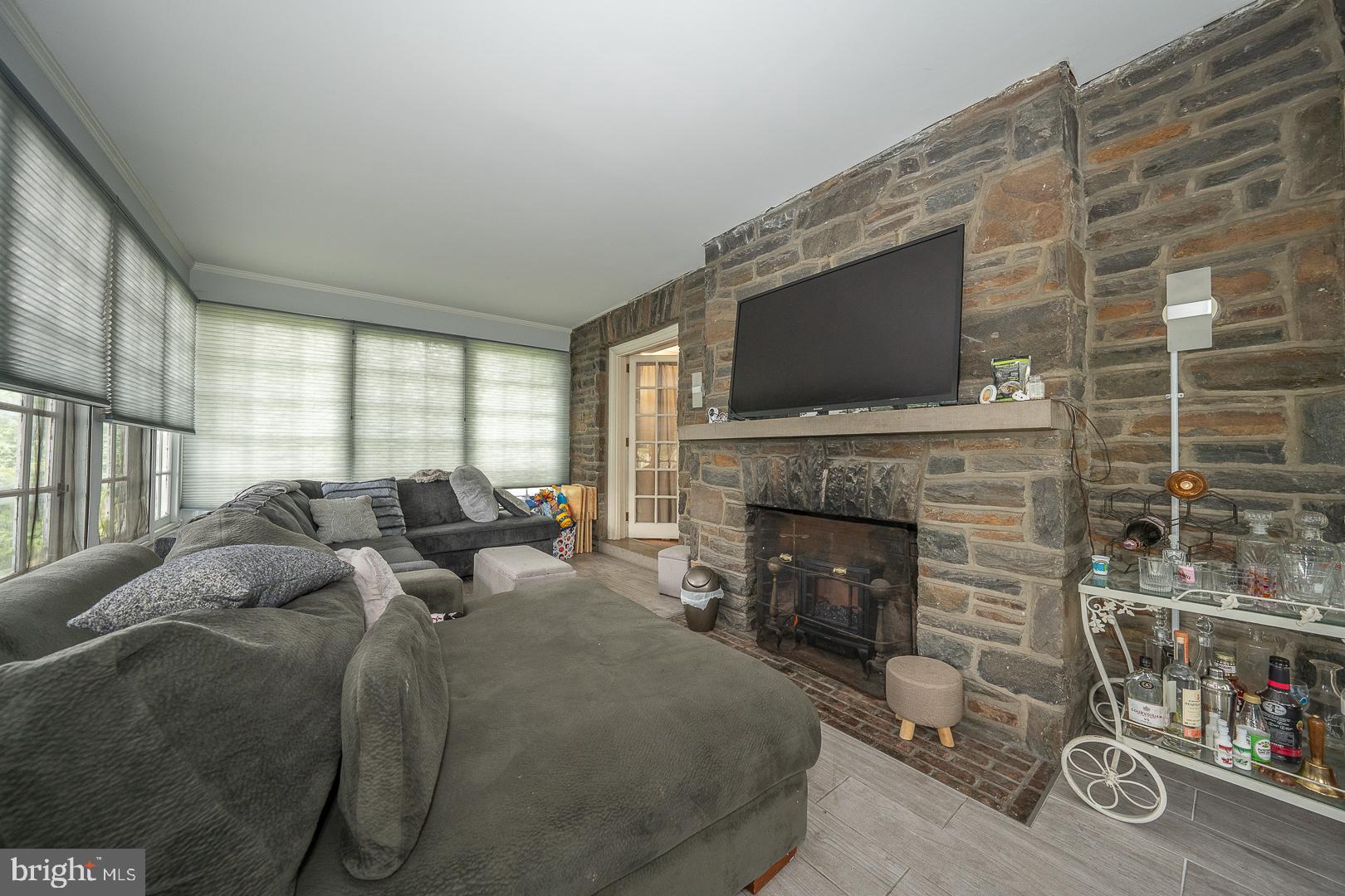 5898 Woodbine Ave
