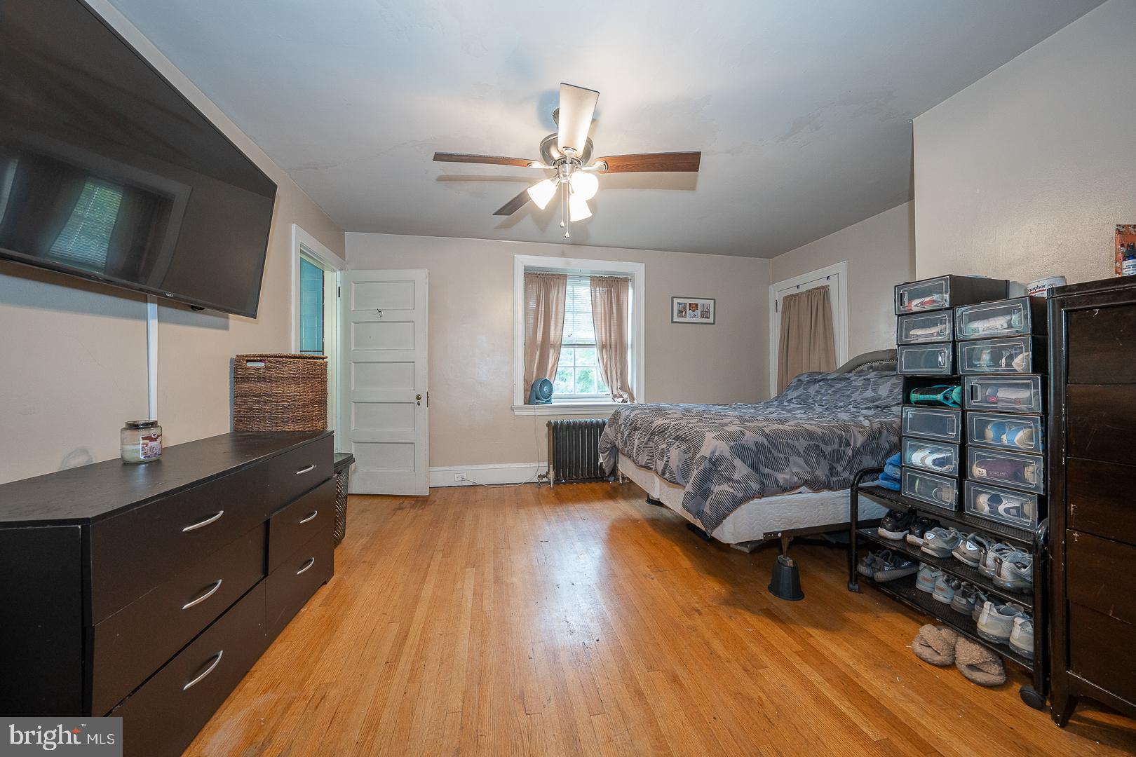5898 Woodbine Ave