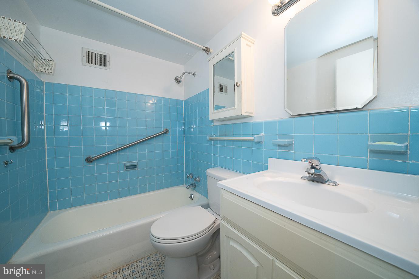 118 S 21st St #204