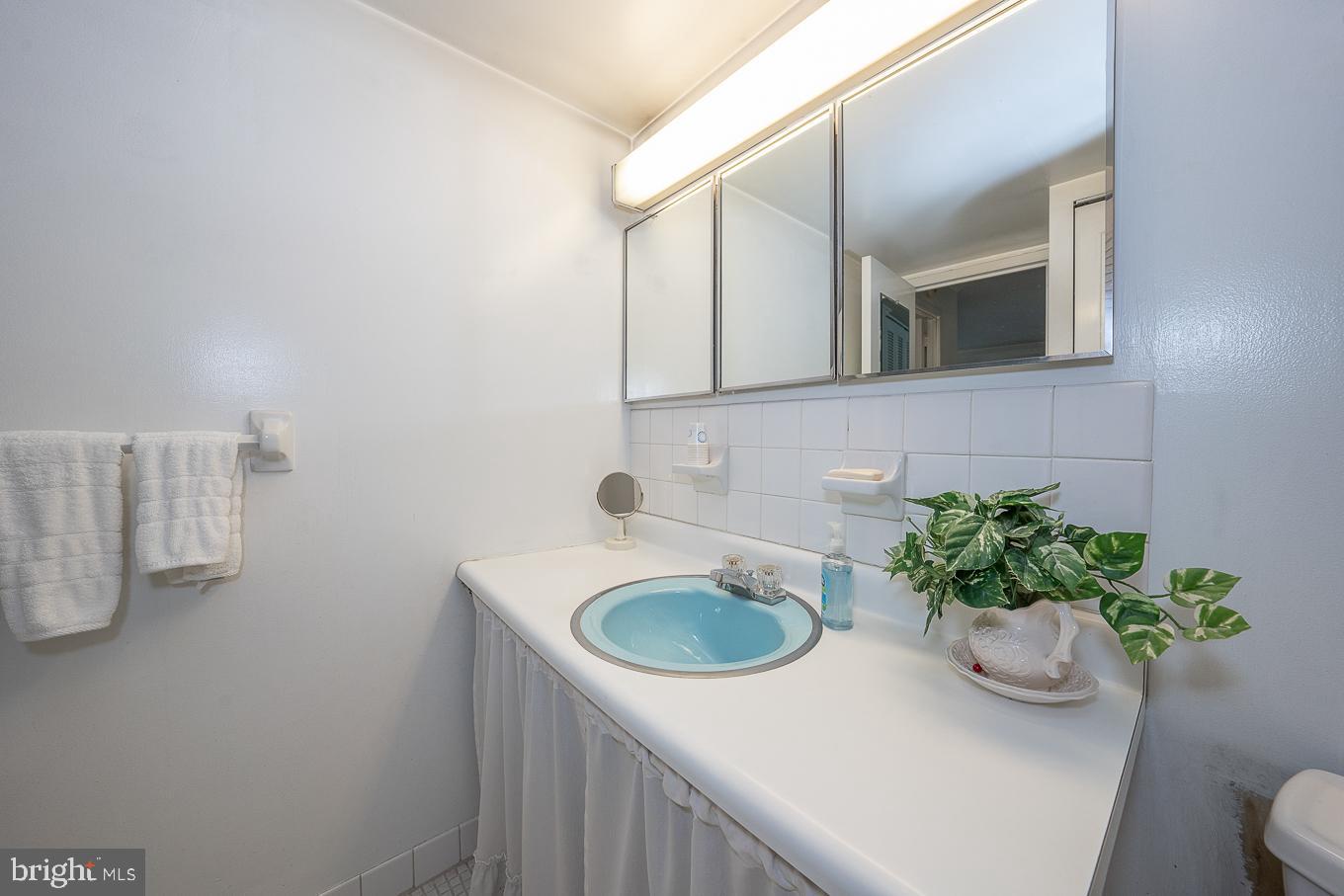 1919 Chestnut St #716