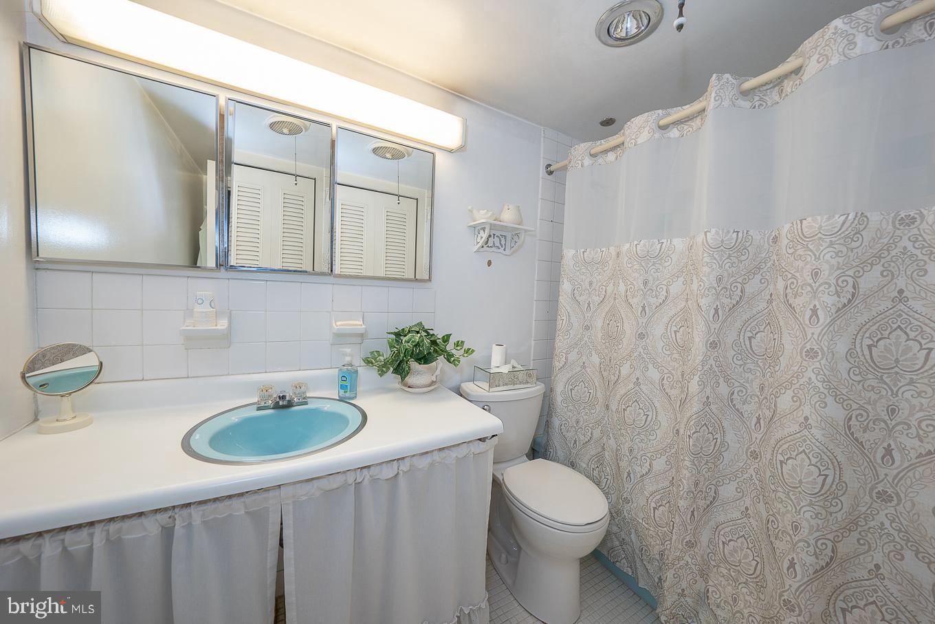 1919 Chestnut St #716