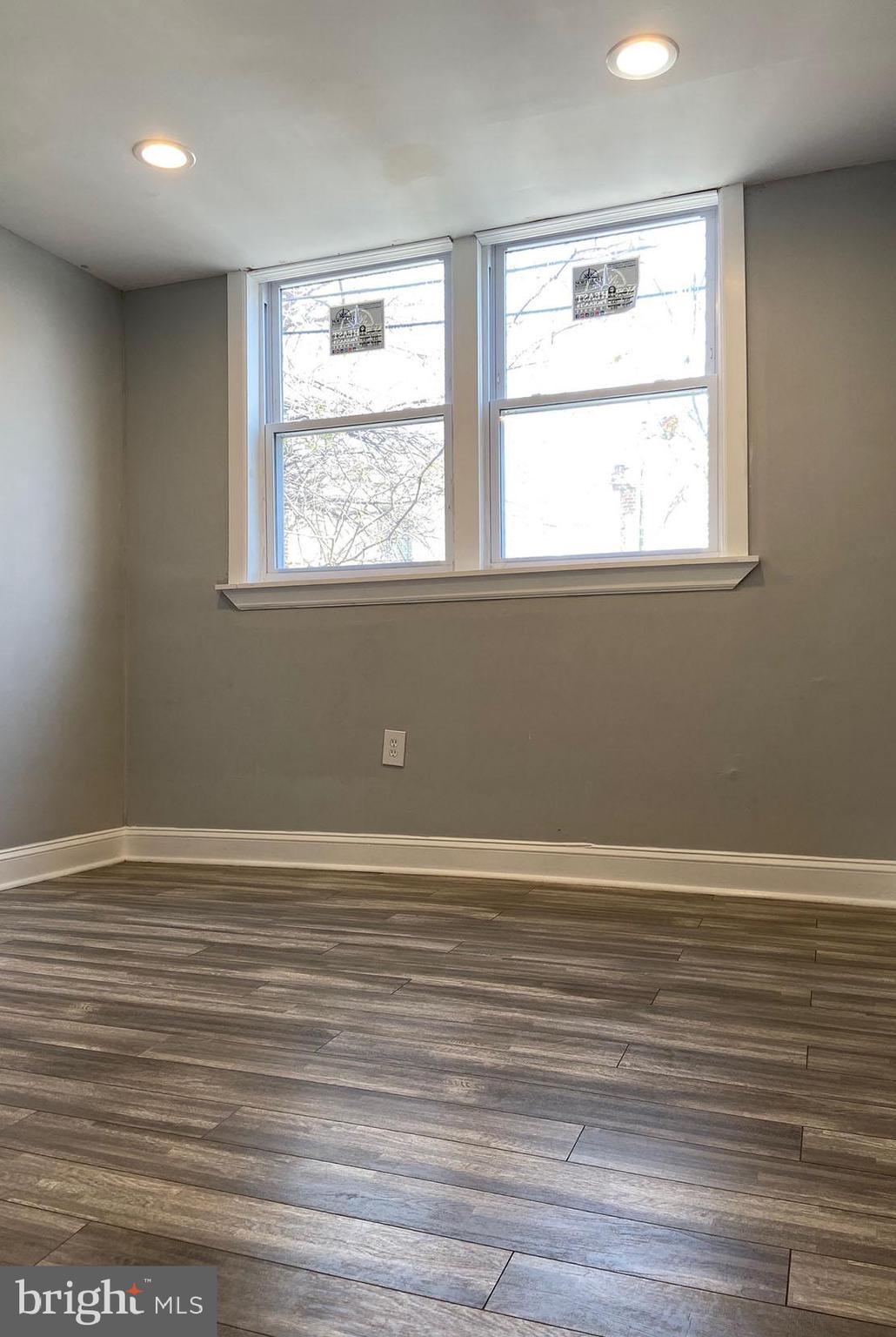275 W Wellens St