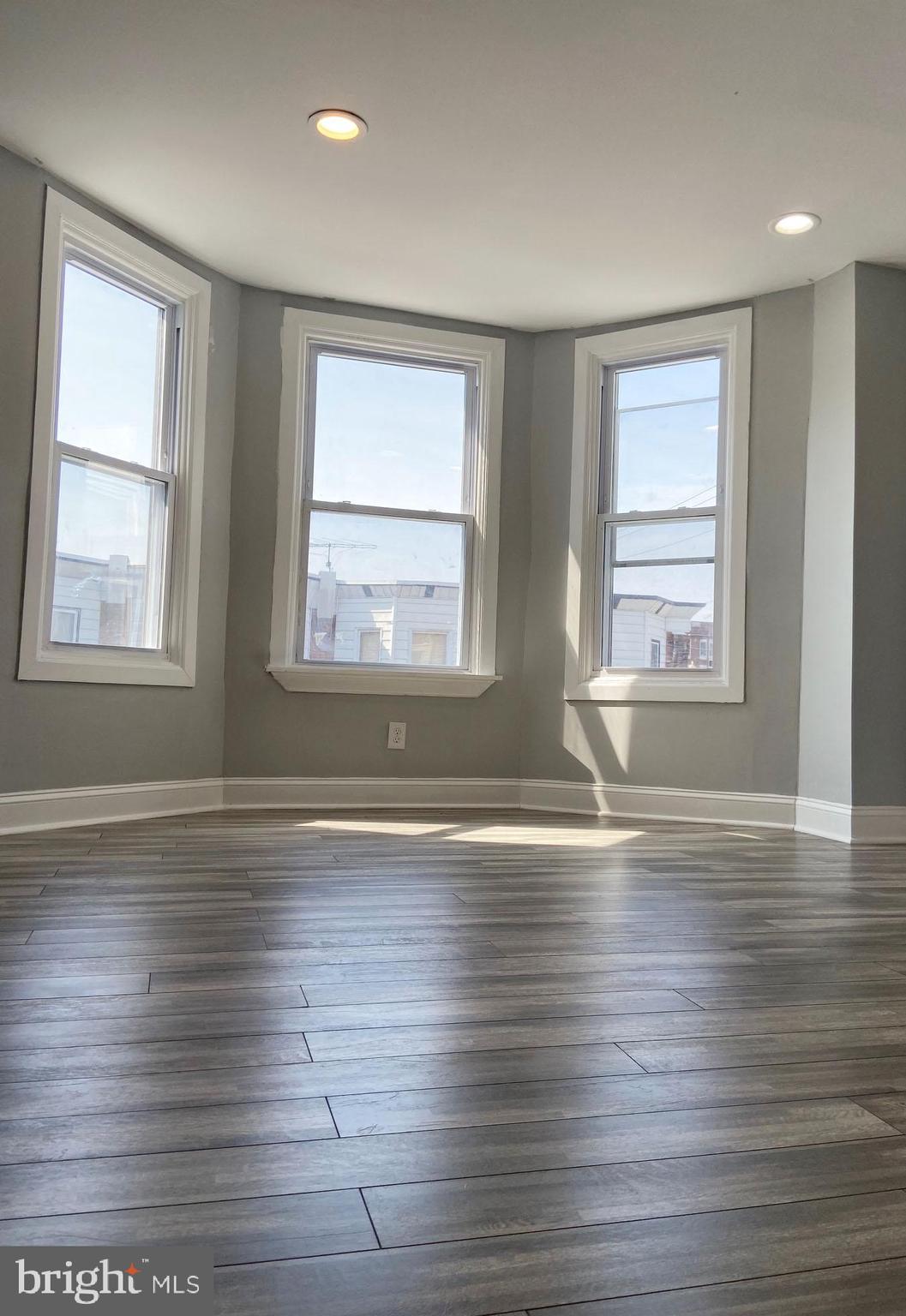 275 W Wellens St