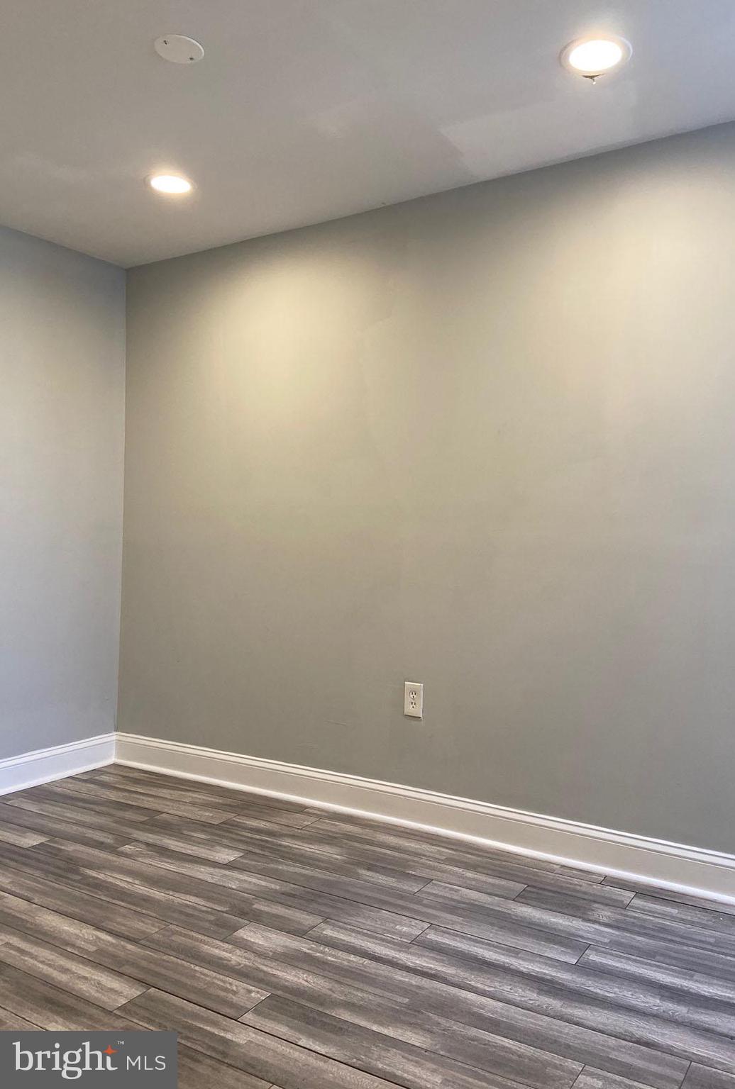 275 W Wellens St