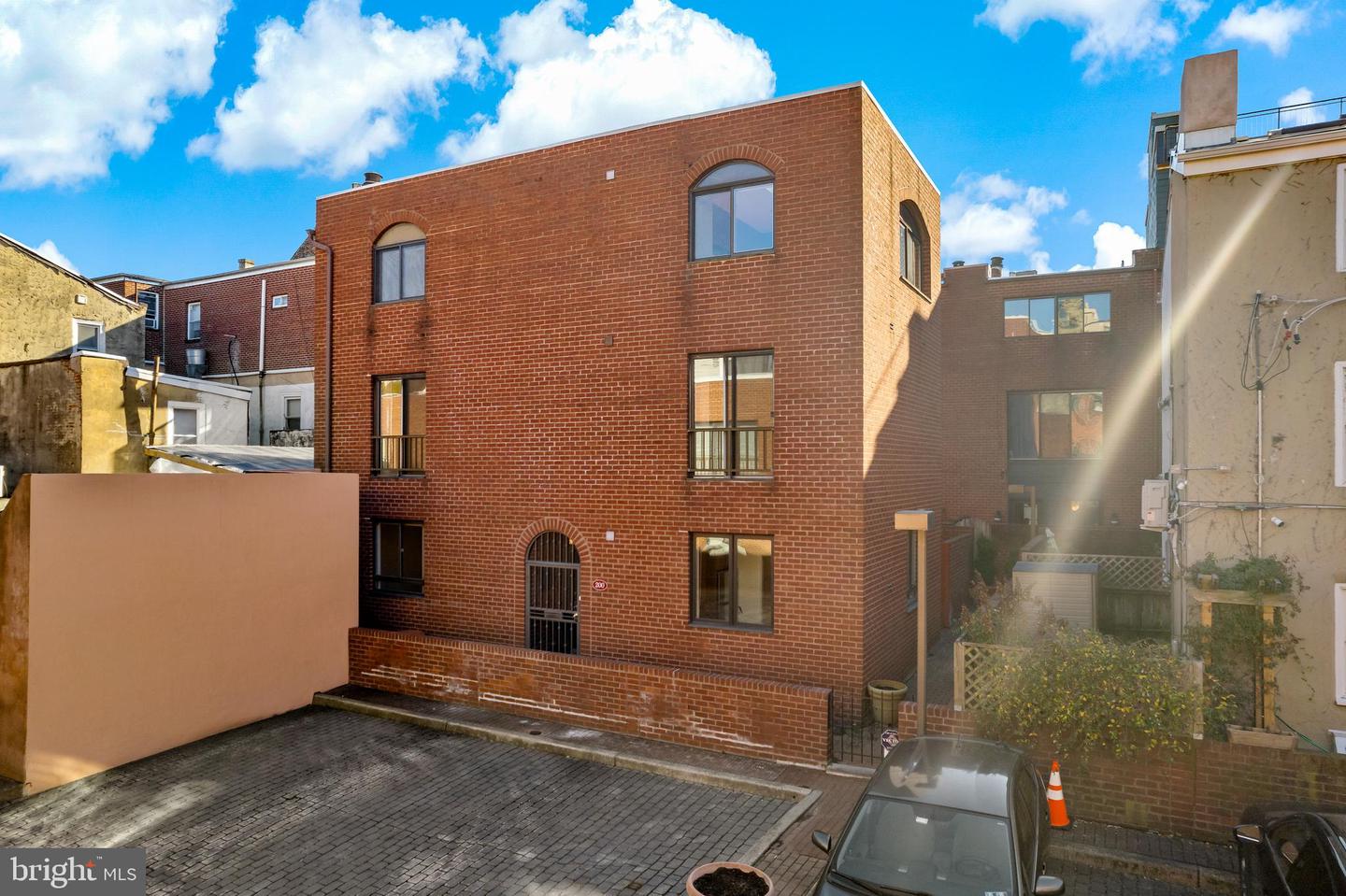 200 Head House Ct