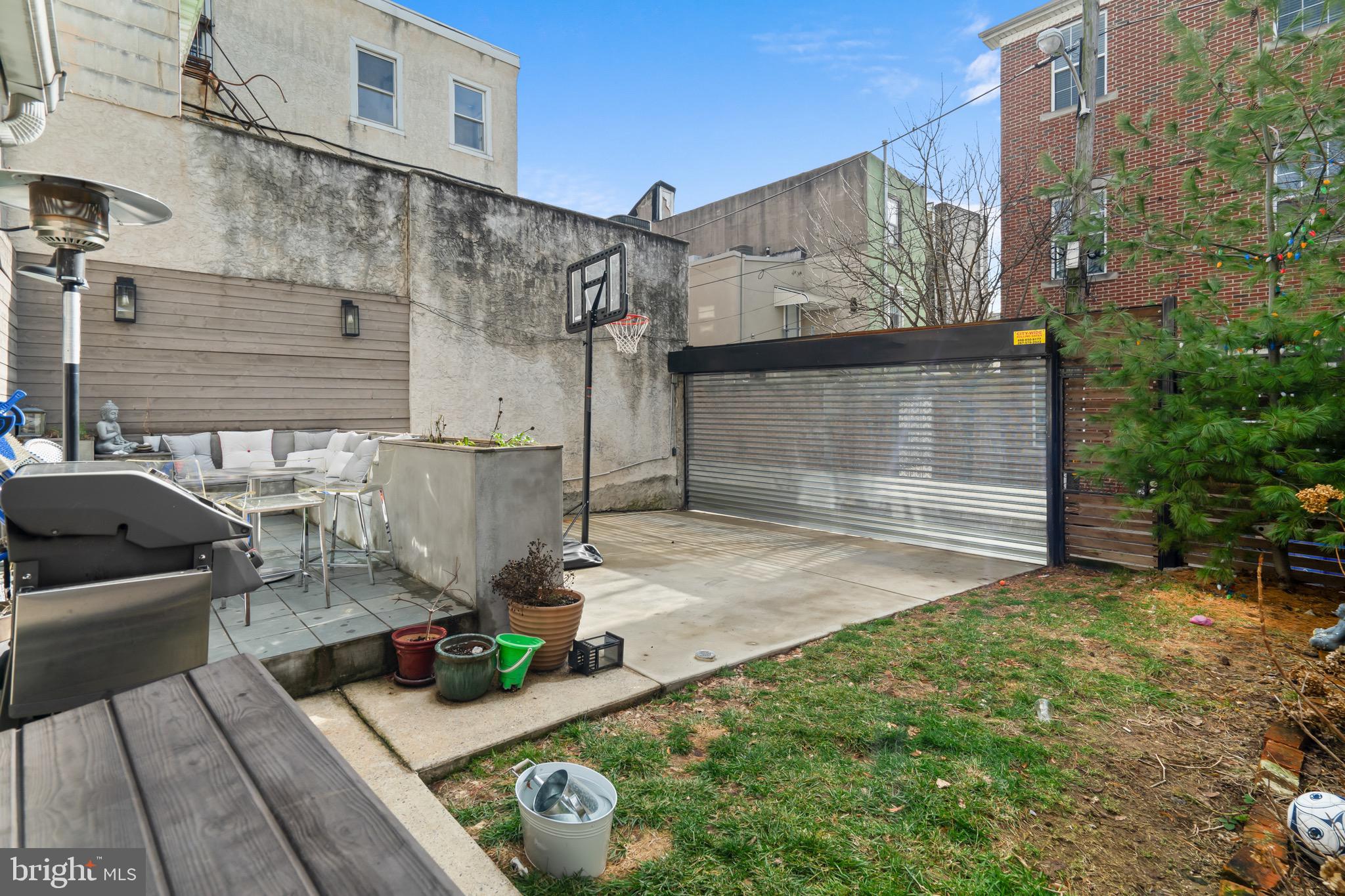 902 Montrose St