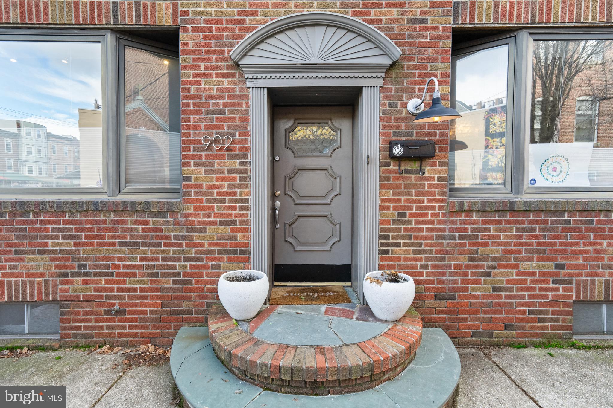 902 Montrose St