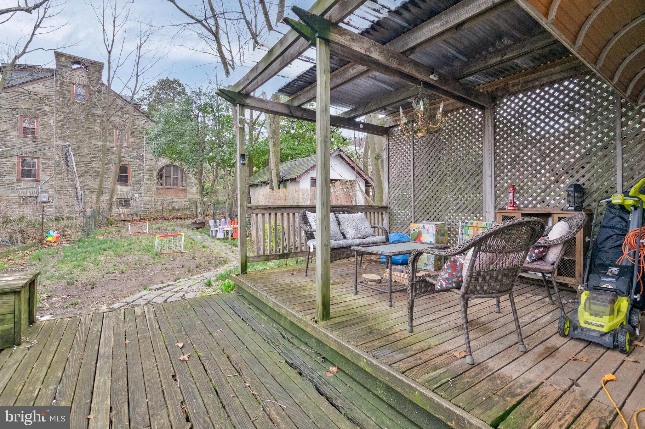 6814 Lincoln Dr