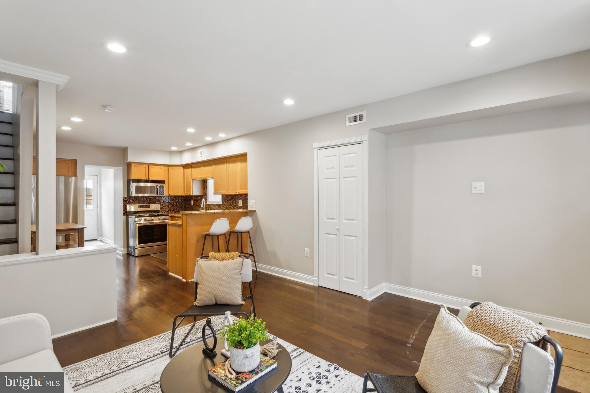 307 W George St