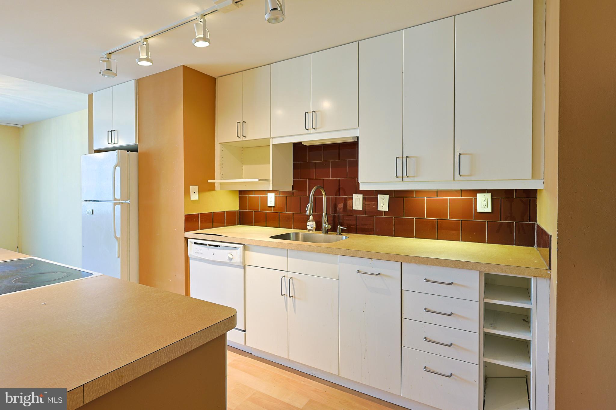 1919 Chestnut St #2301