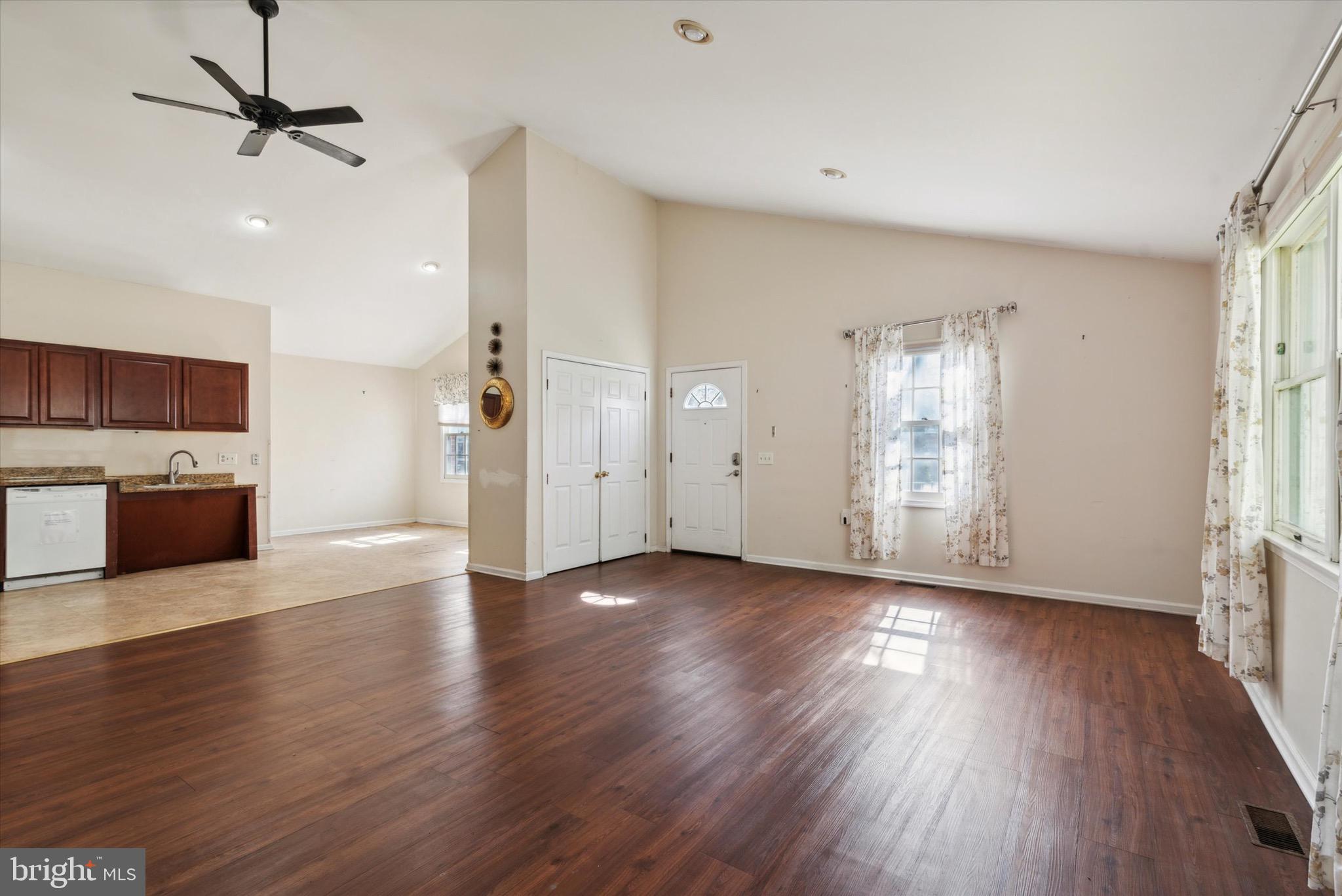 137 W Queen Ln